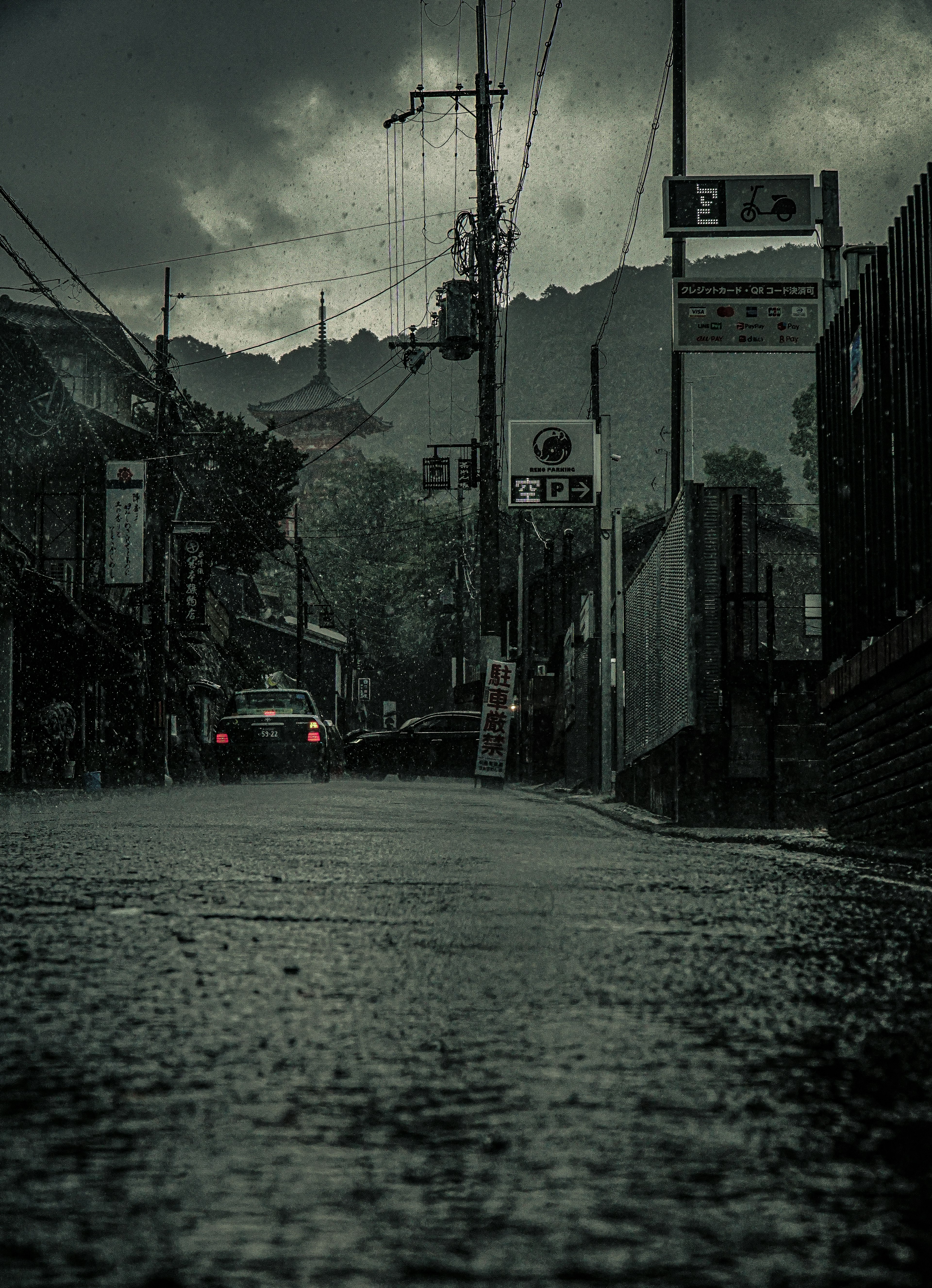 安静的街道场景，雨水浸湿的人行道和阴云密布的天空