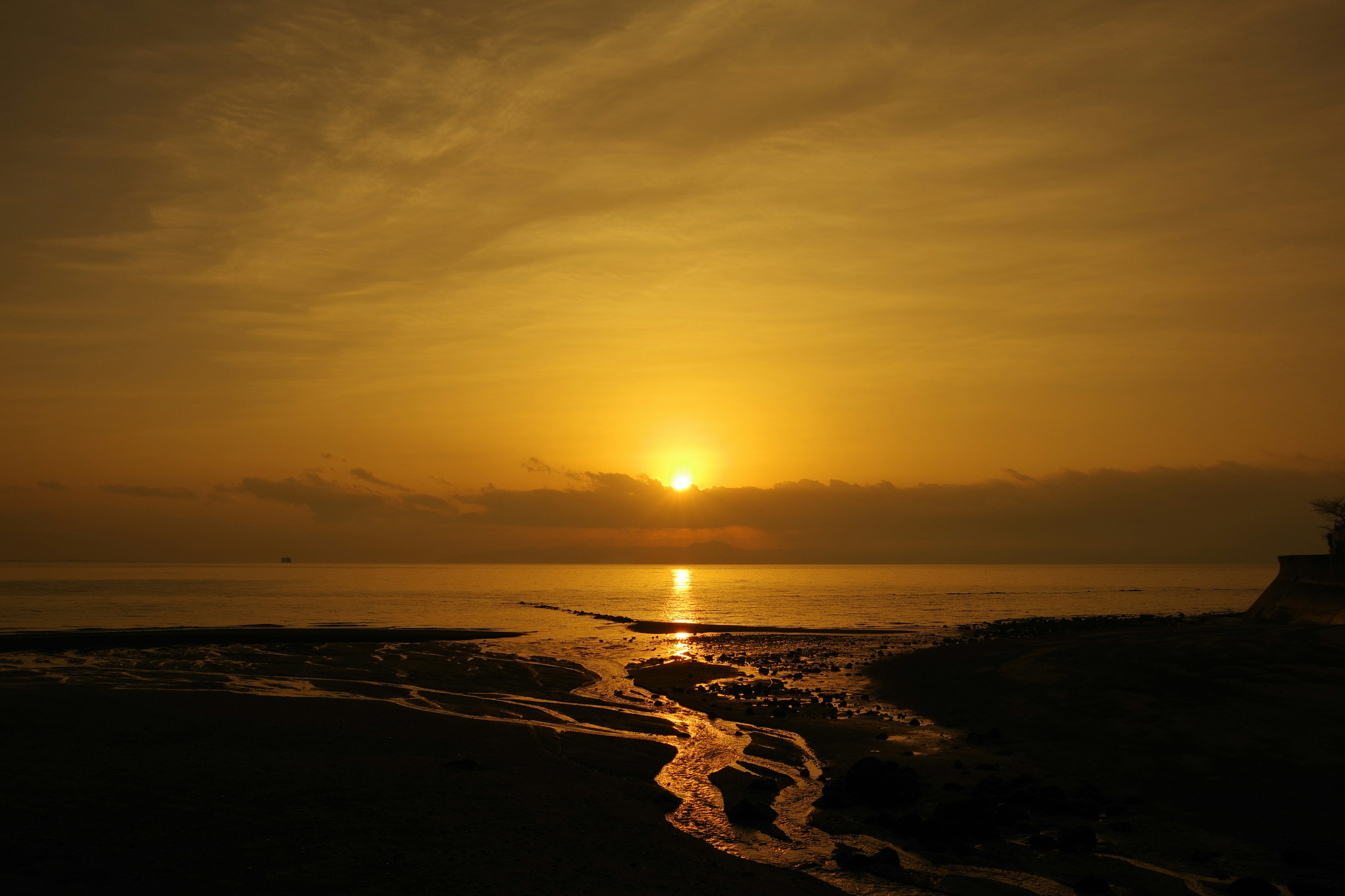 Malersicher Blick auf einen Sonnenuntergang, der sich im Wasser spiegelt