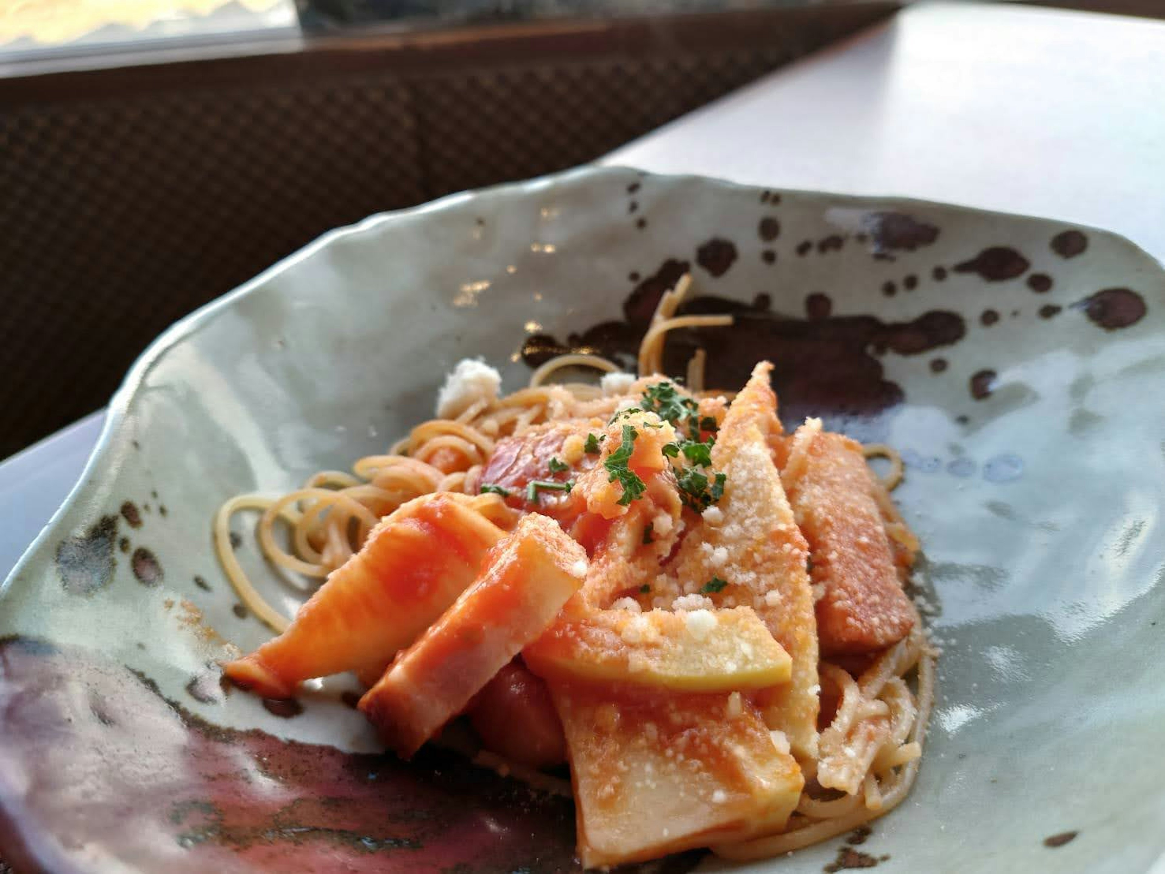 Leckere Soba-Nudeln mit Lachs auf einem dekorativen Teller serviert