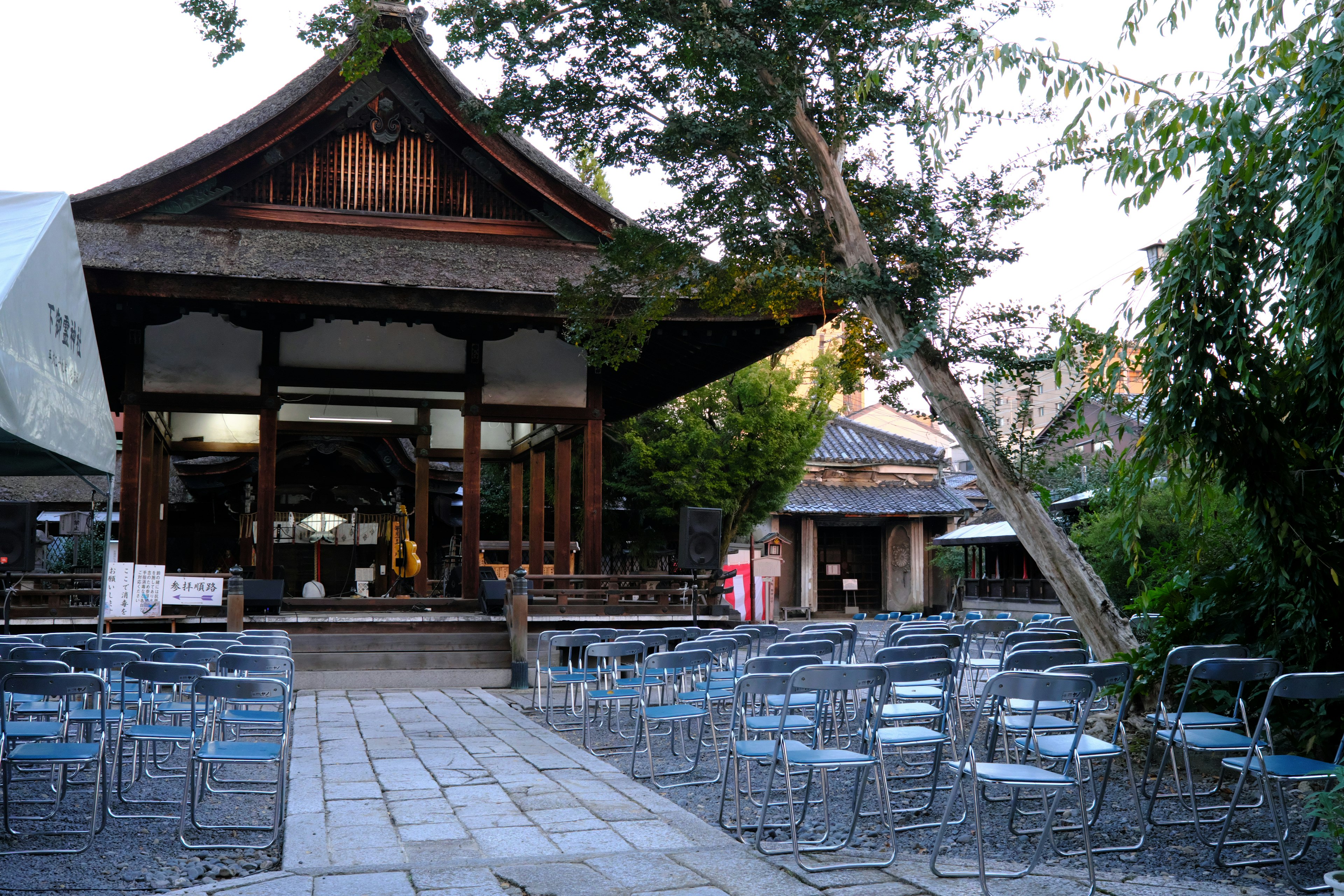 Bâtiment japonais traditionnel avec des sièges extérieurs disposés