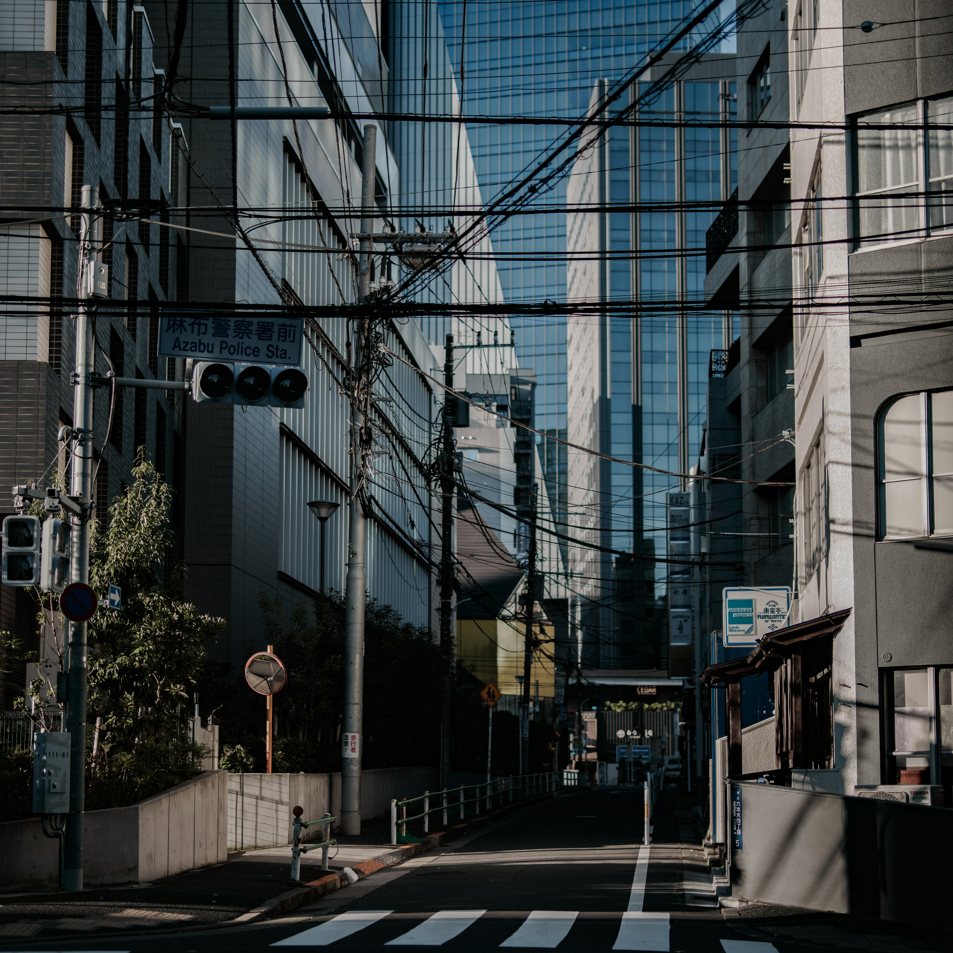 Paysage urbain avec de grands bâtiments et des feux de circulation visibles