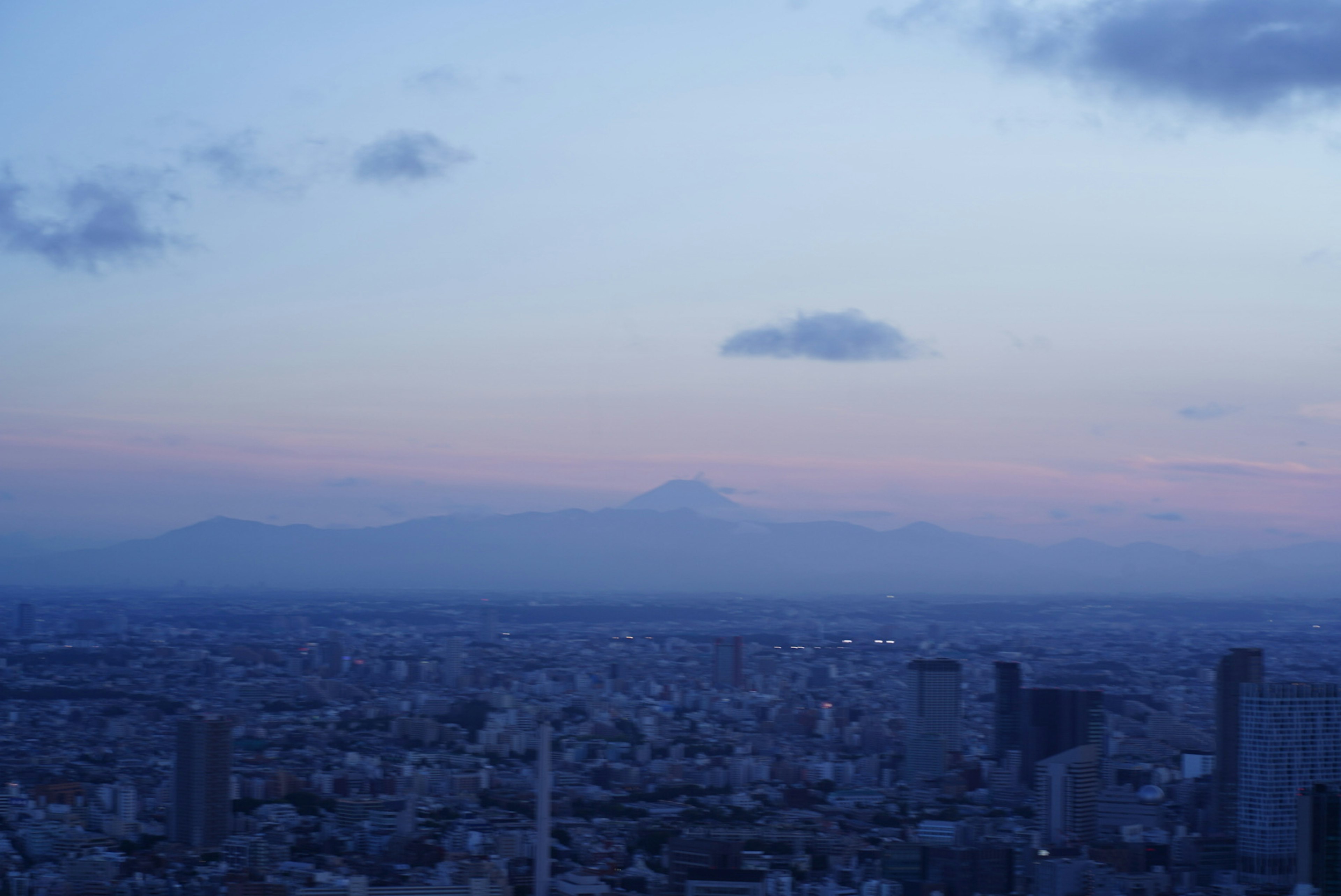 Vista al atardecer del horizonte de Tokio con la silueta del monte Fuji