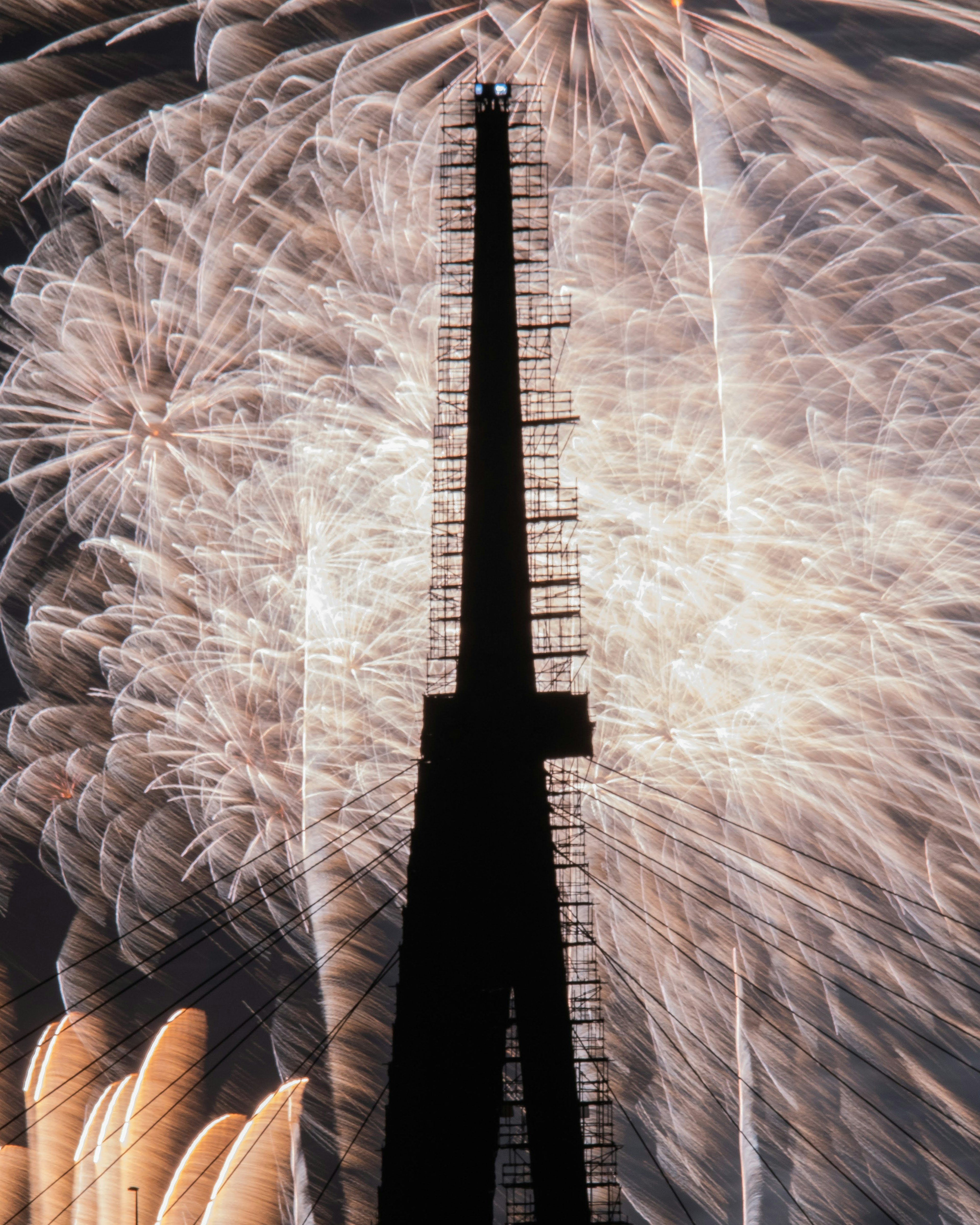 Silhouette des Eiffelturms vor einem Hintergrund aus Feuerwerken