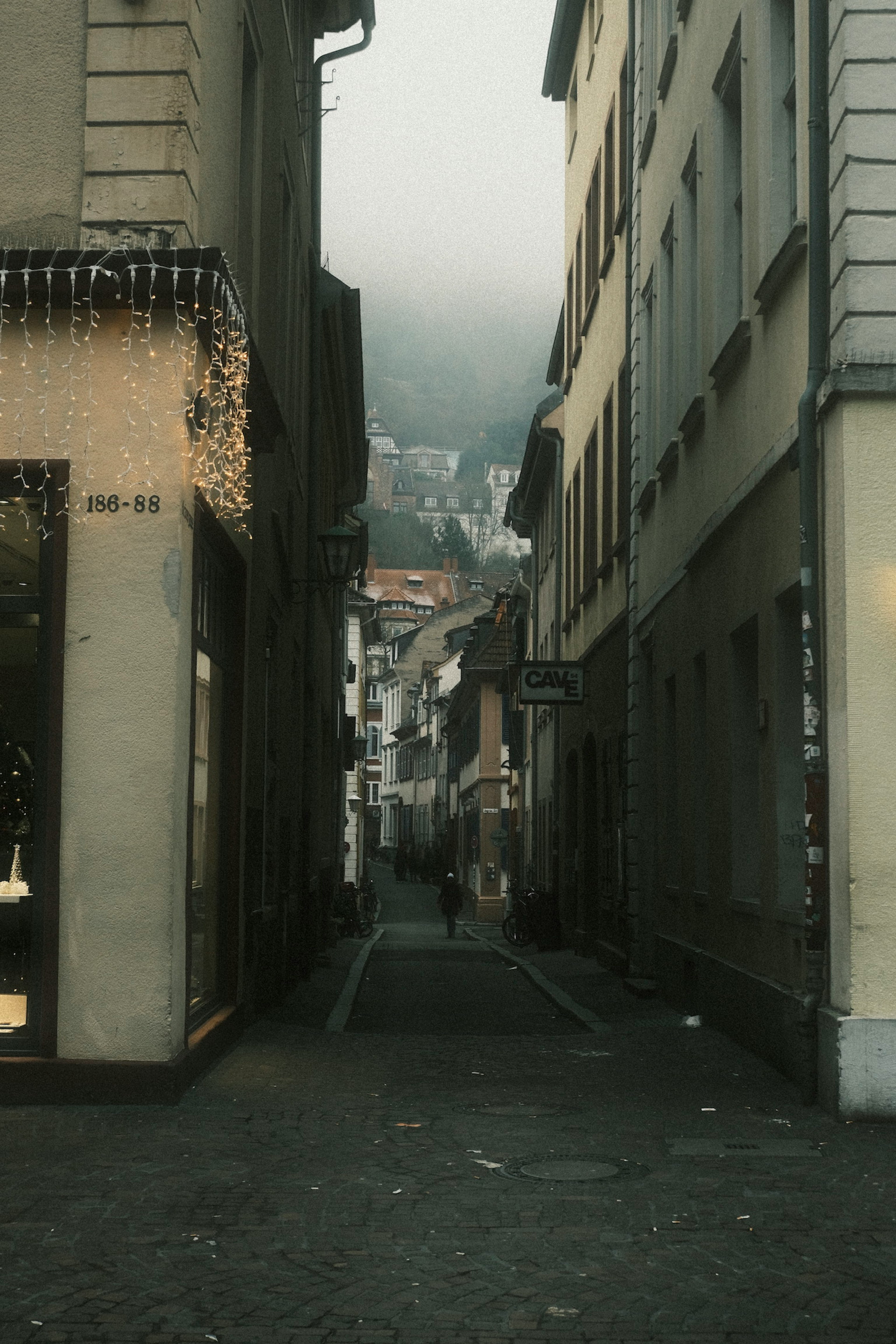 Enge Straße mit Nebel und Gebäuden