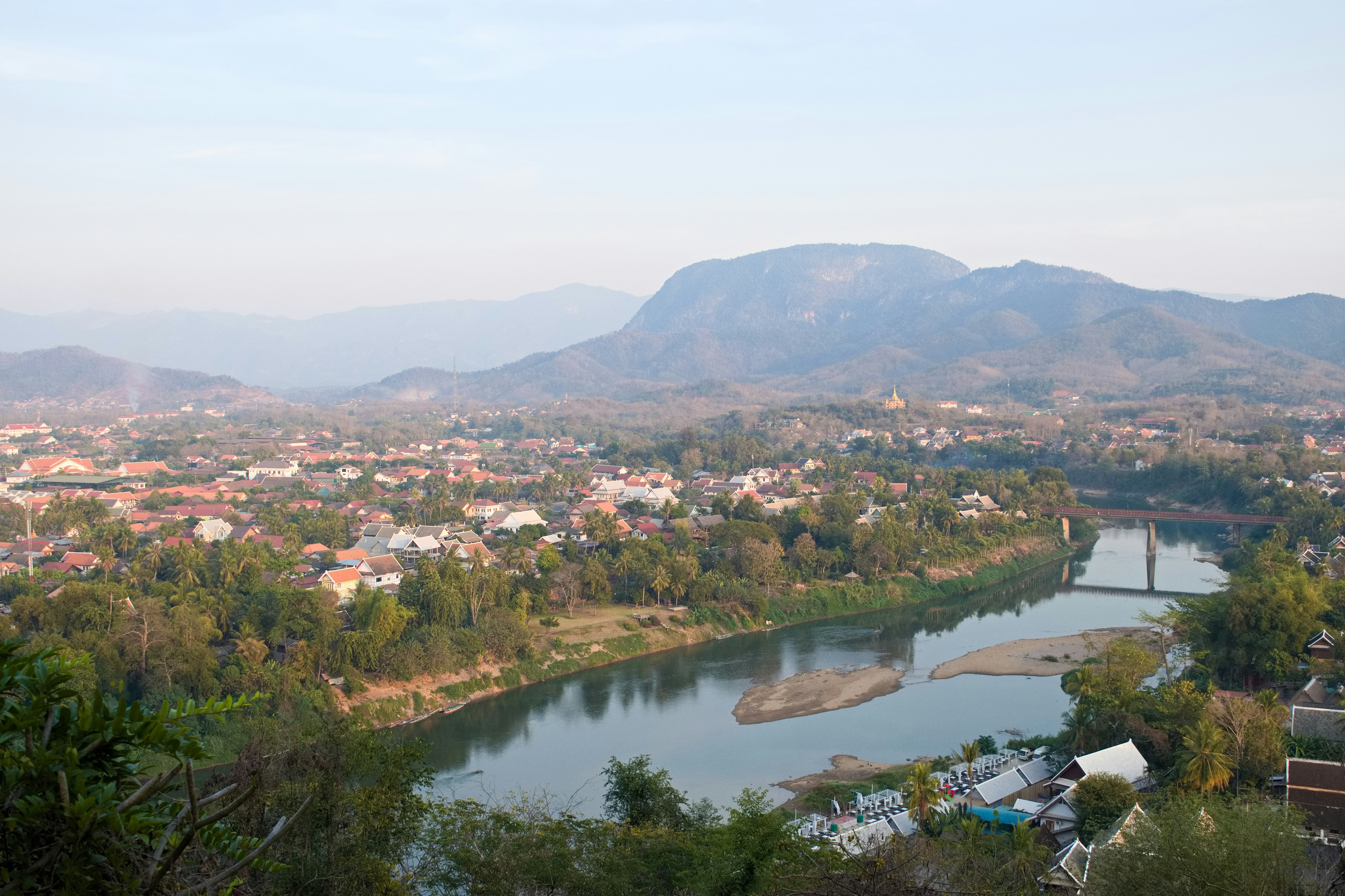 Pemandangan panorama lanskap indah dengan gunung dan sungai