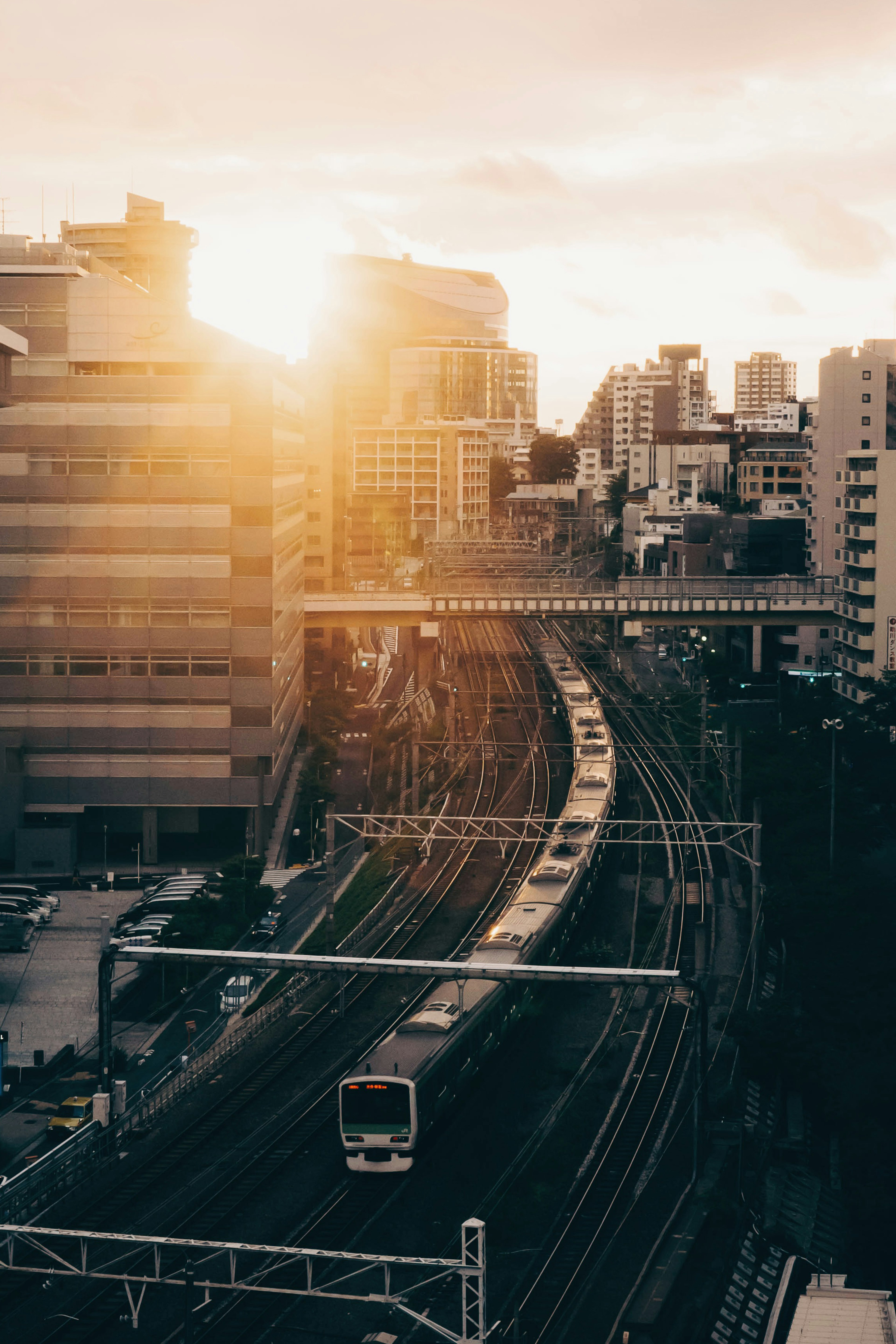 Paisaje urbano con atardecer y vías del tren