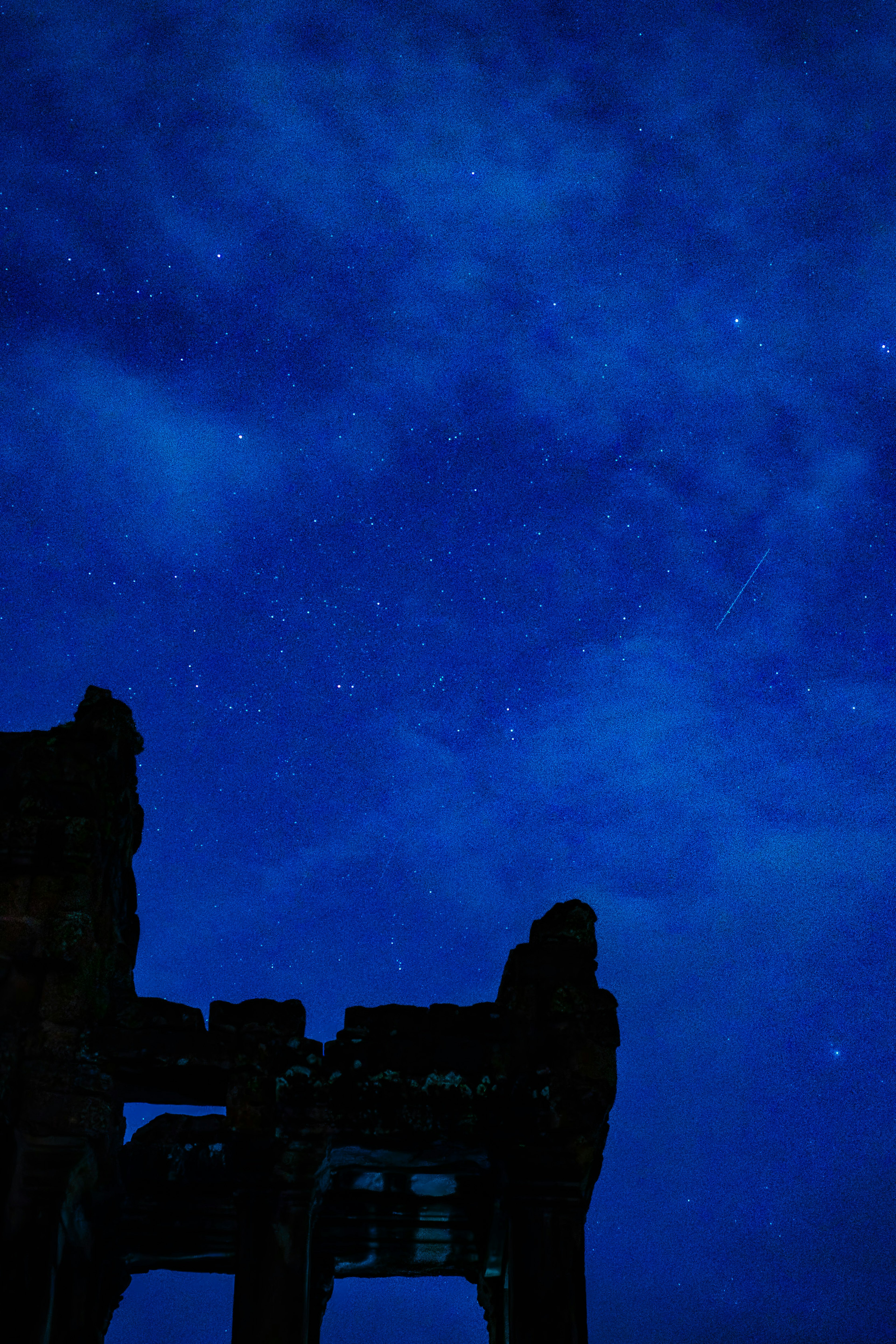 星空とシルエットの風景の夜の写真