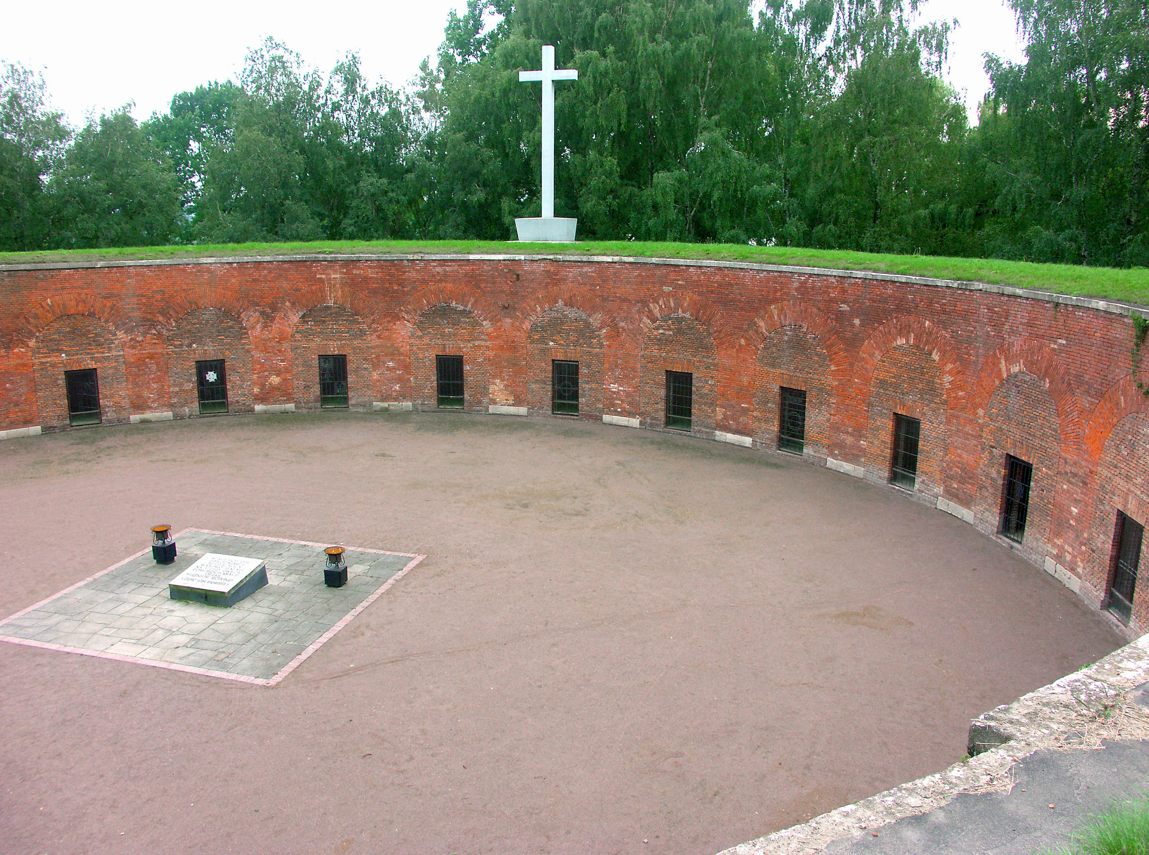 Runde Ziegelstruktur mit einem Kreuz in der Mitte in einer ruhigen Umgebung