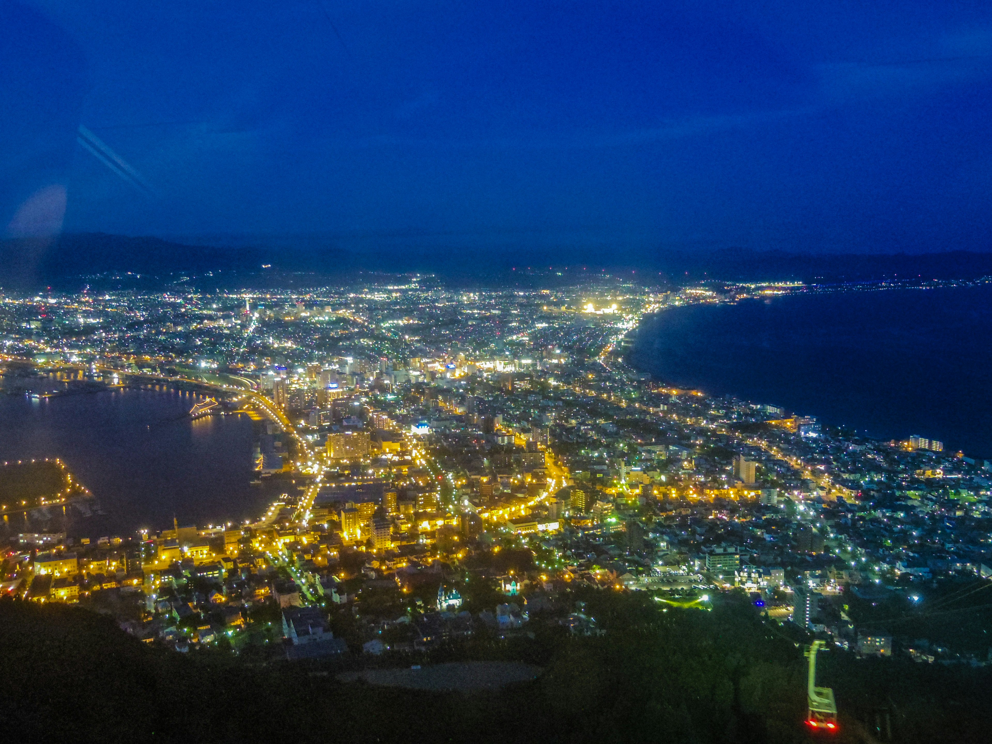 夜景の美しい都市の全景海と光が輝く