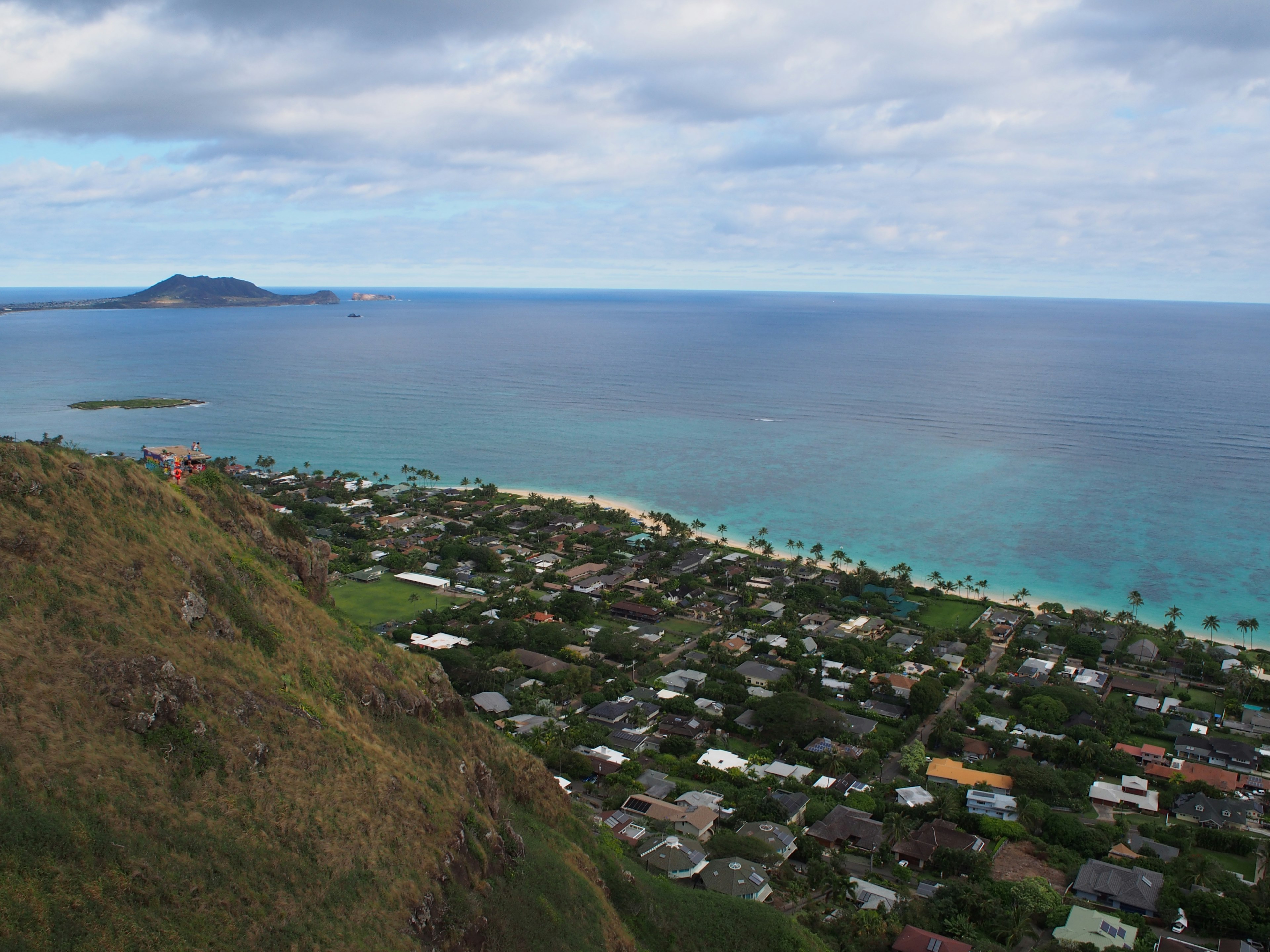 Schöne Landschaft von Ozean und Bergen mit einem Wohngebiet und einem Strand