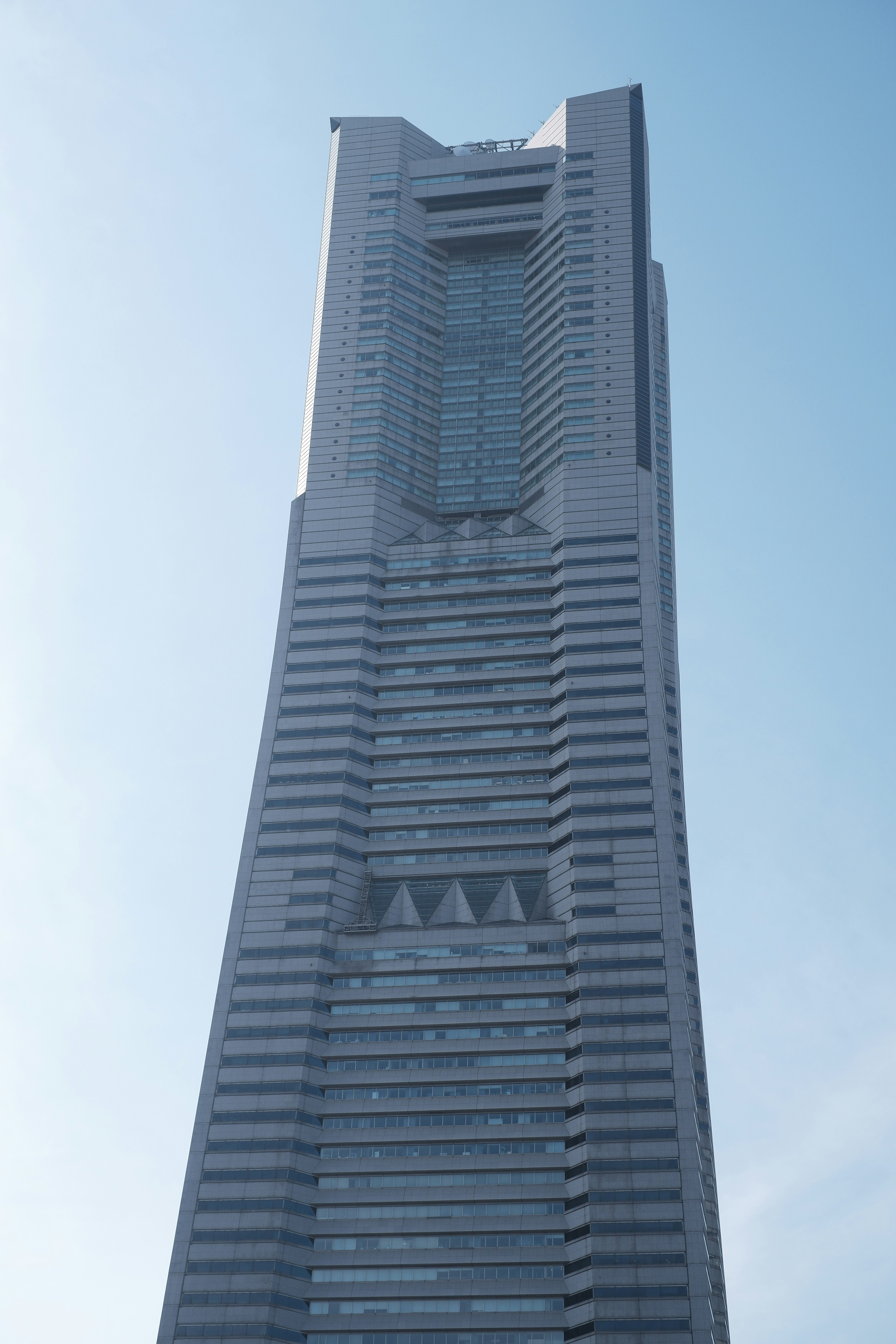 Immagine della Yokohama Landmark Tower con un design di grattacielo elegante e una punta