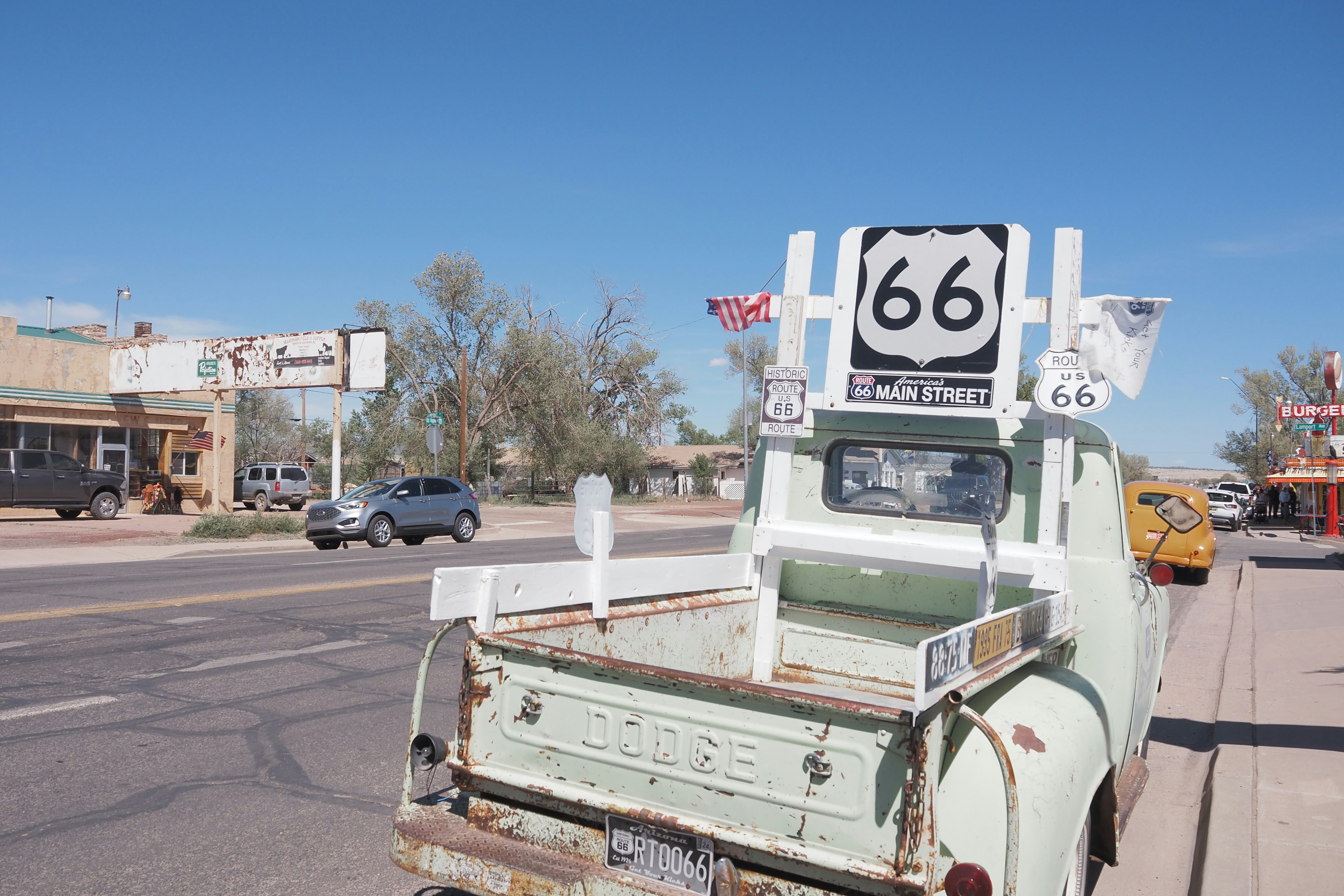 Camión vintage con una señal de Route 66 en la parte trasera