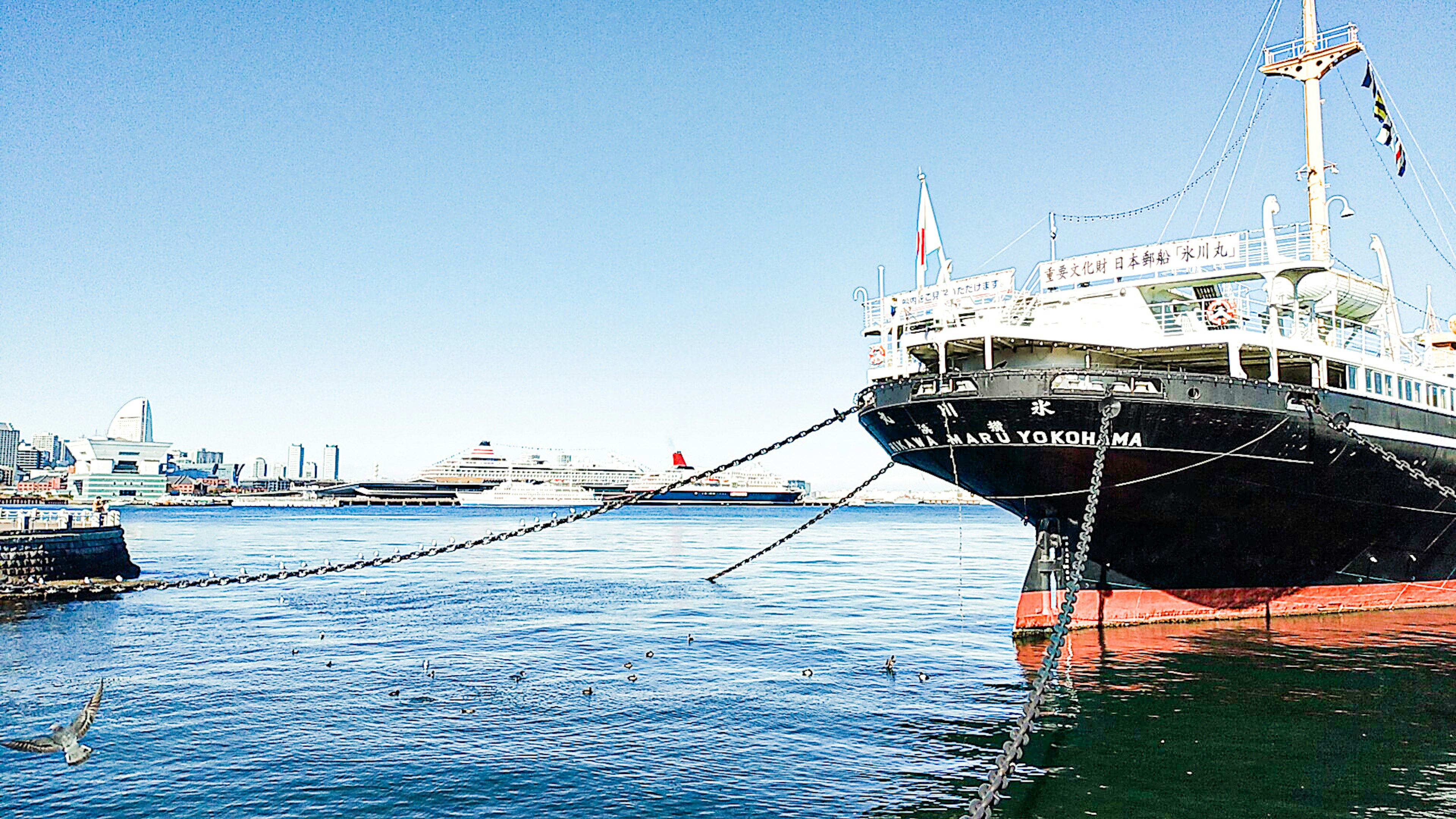 Un barco atracado en el puerto con cielo azul claro