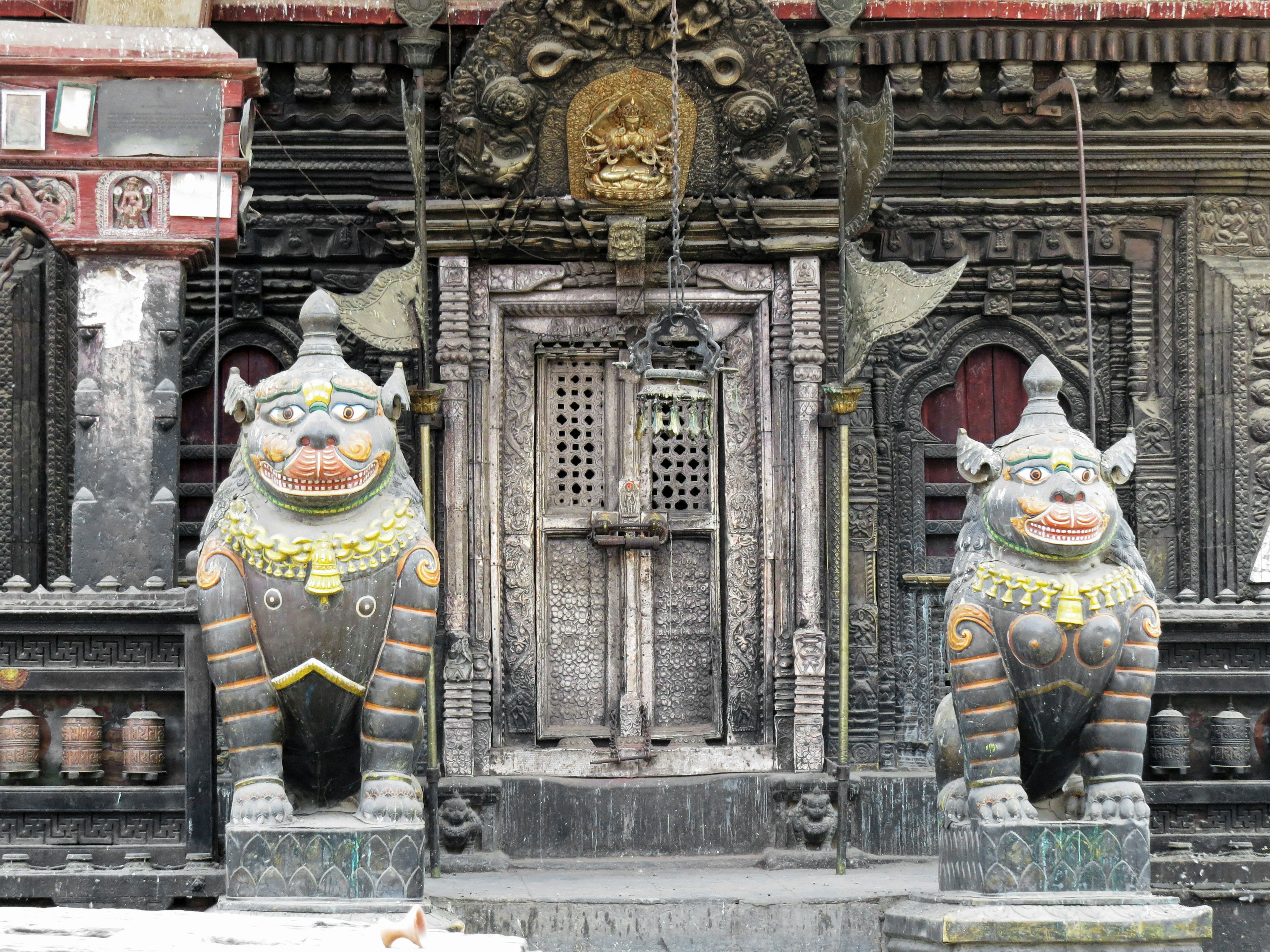 Statues de lions décoratifs flanquant l'entrée d'un ancien temple