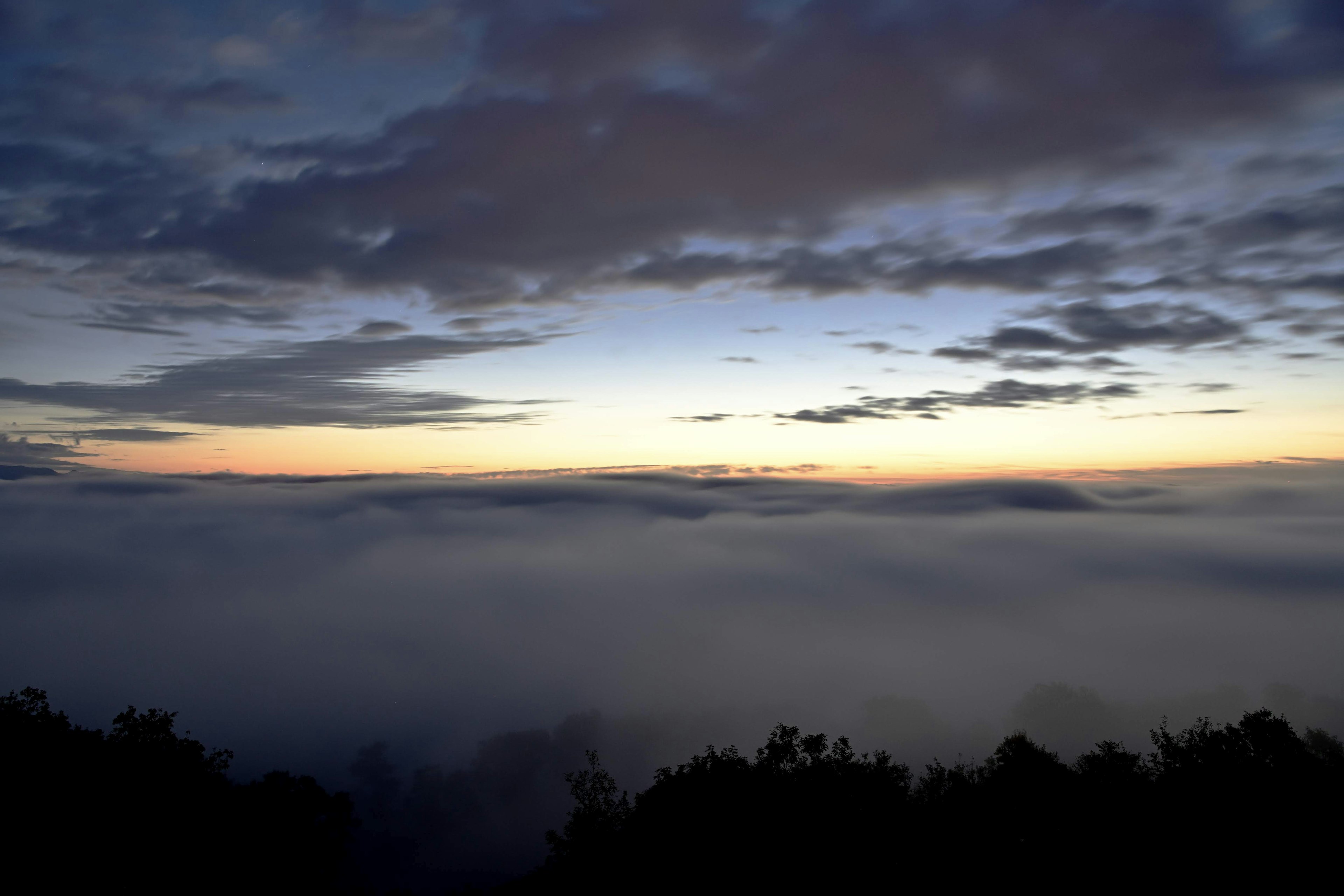 Hermosa vista del amanecer sobre montañas brumosas