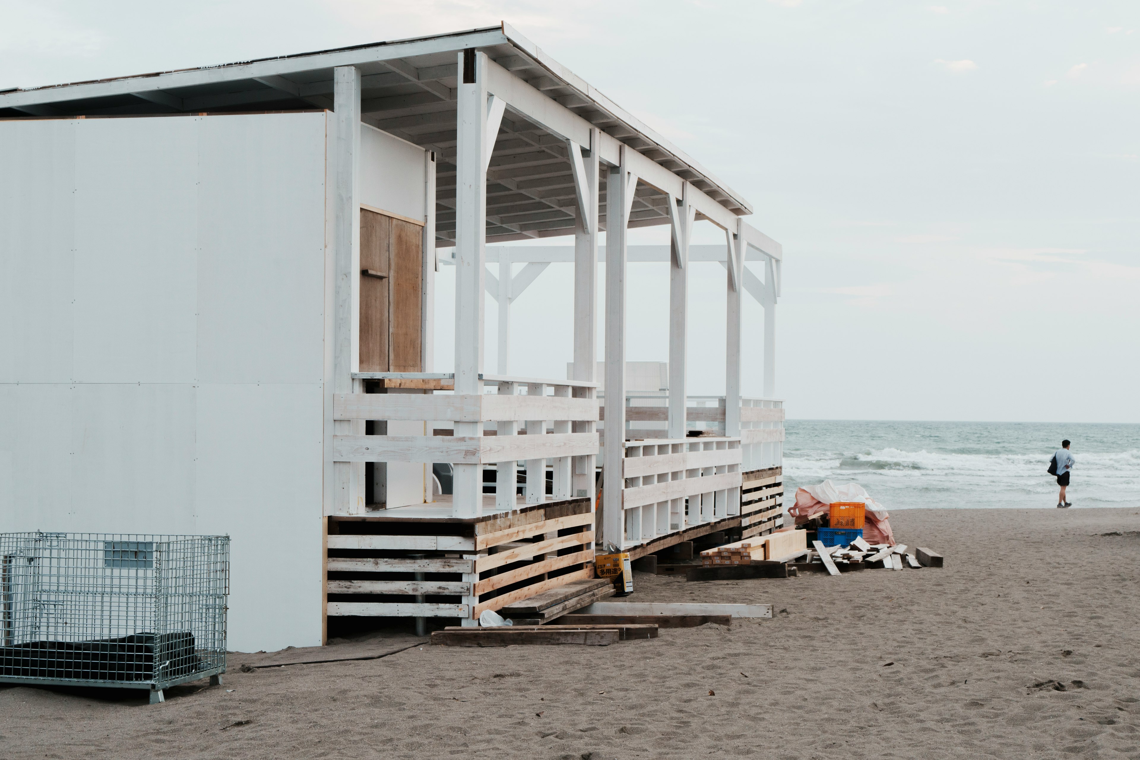 Weißes Strandhaus mit Meerblick