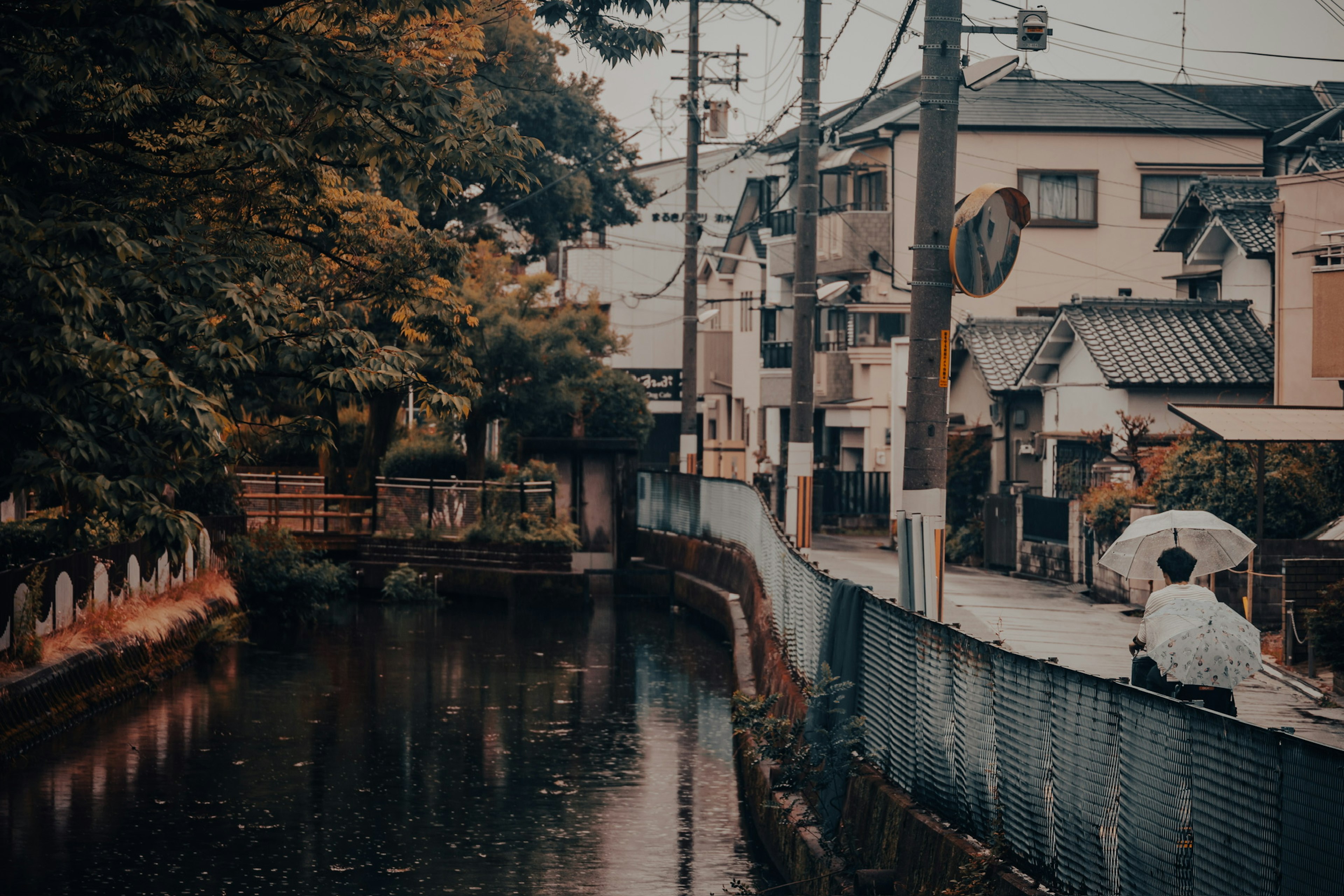 静かな川沿いの風景と古い建物が並ぶ街並み