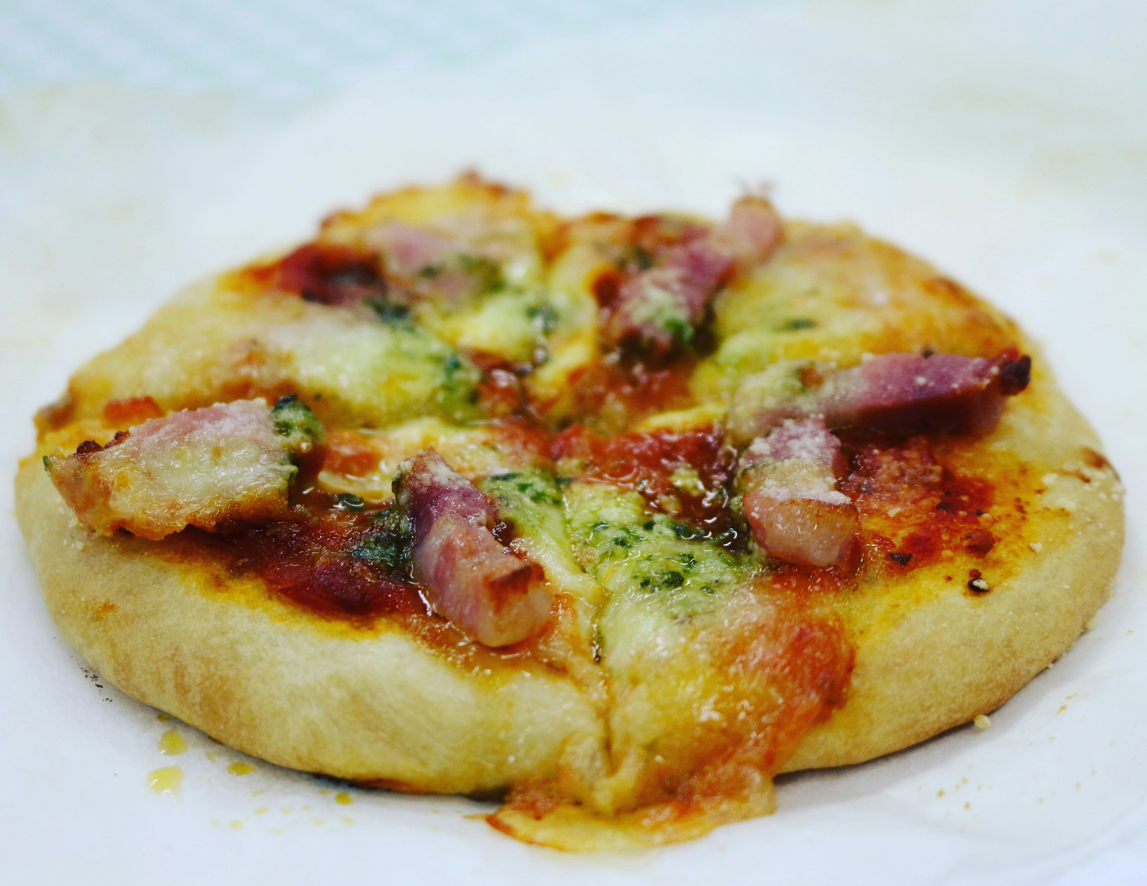 Pizza recién horneada con tocino y queso