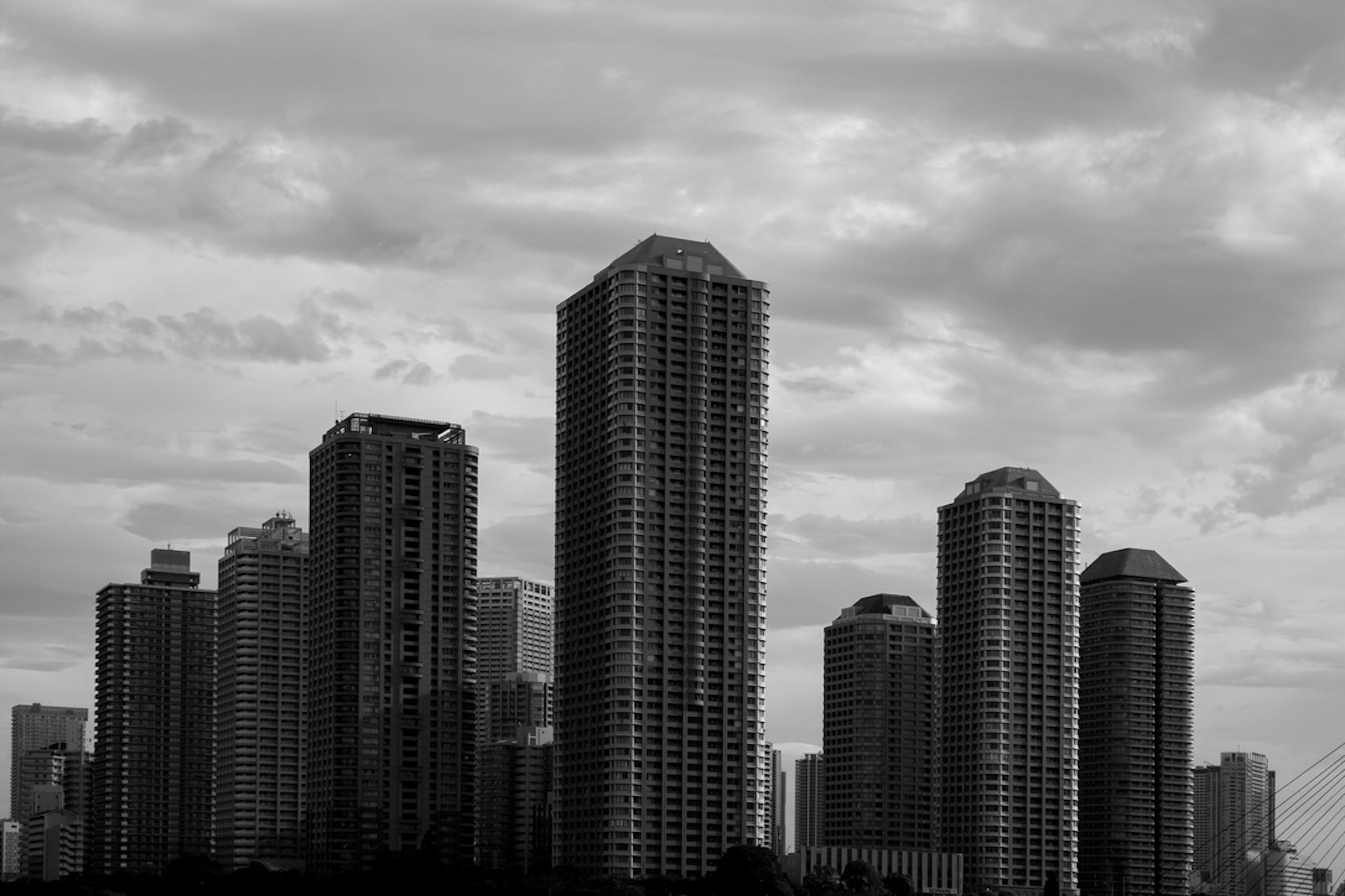 Silueta de rascacielos en un impactante paisaje urbano en blanco y negro