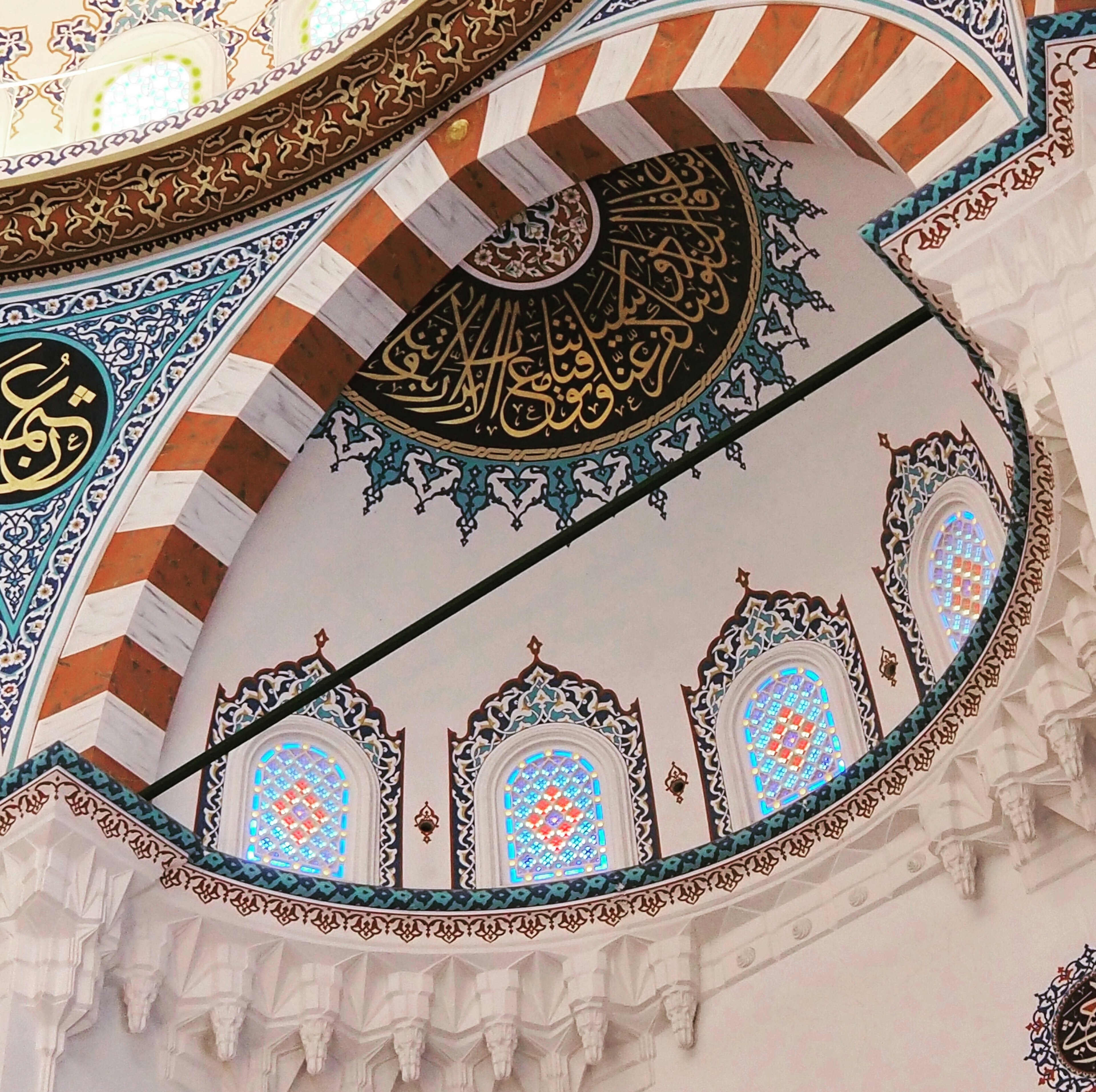 Interior de una hermosa mezquita con diseño de arco y azulejos decorativos