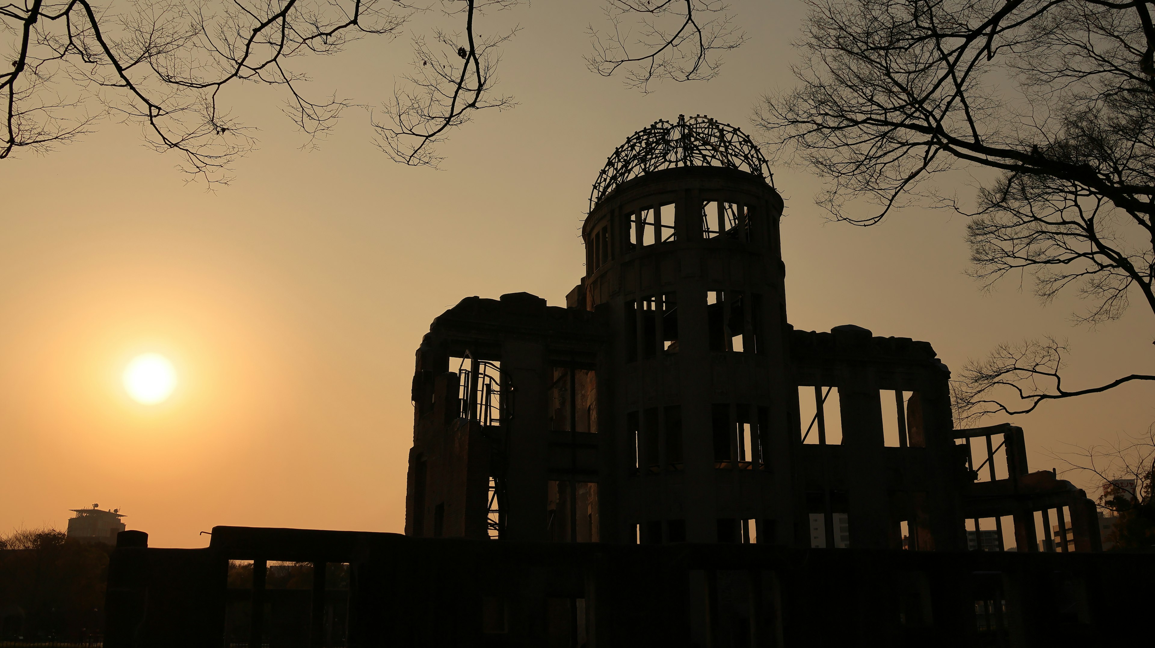 夕日を背景に広島の原爆ドームのシルエット