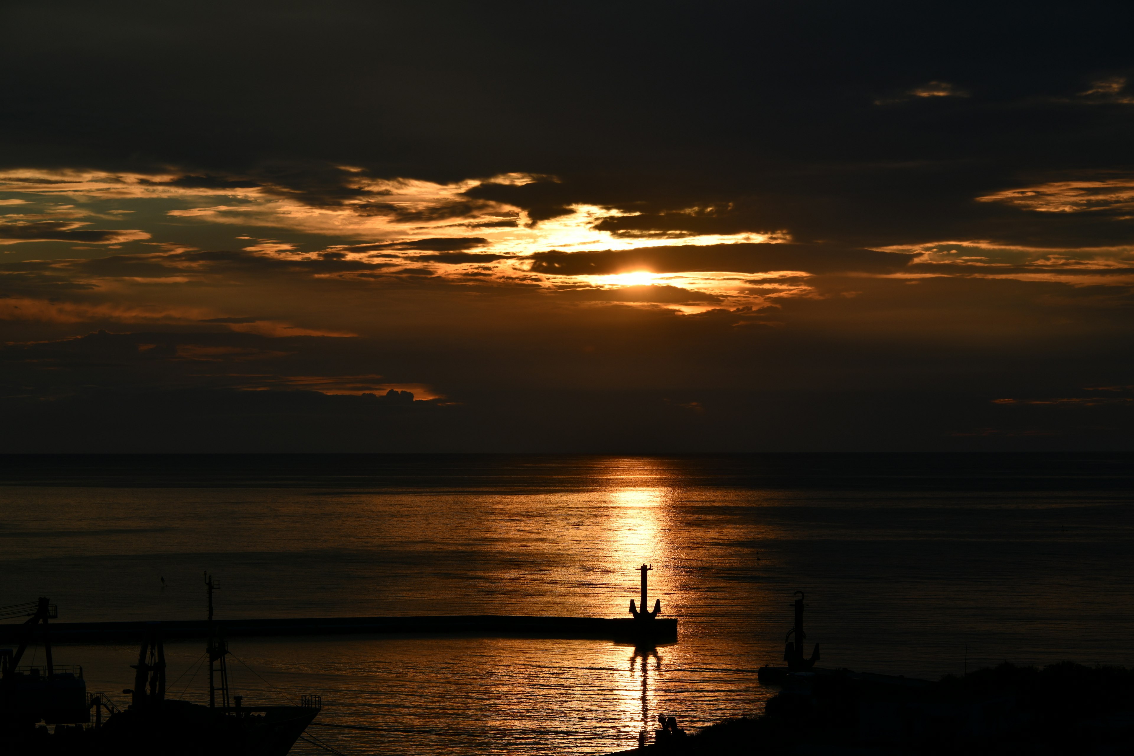 美麗的夕陽映射在平靜的海面上