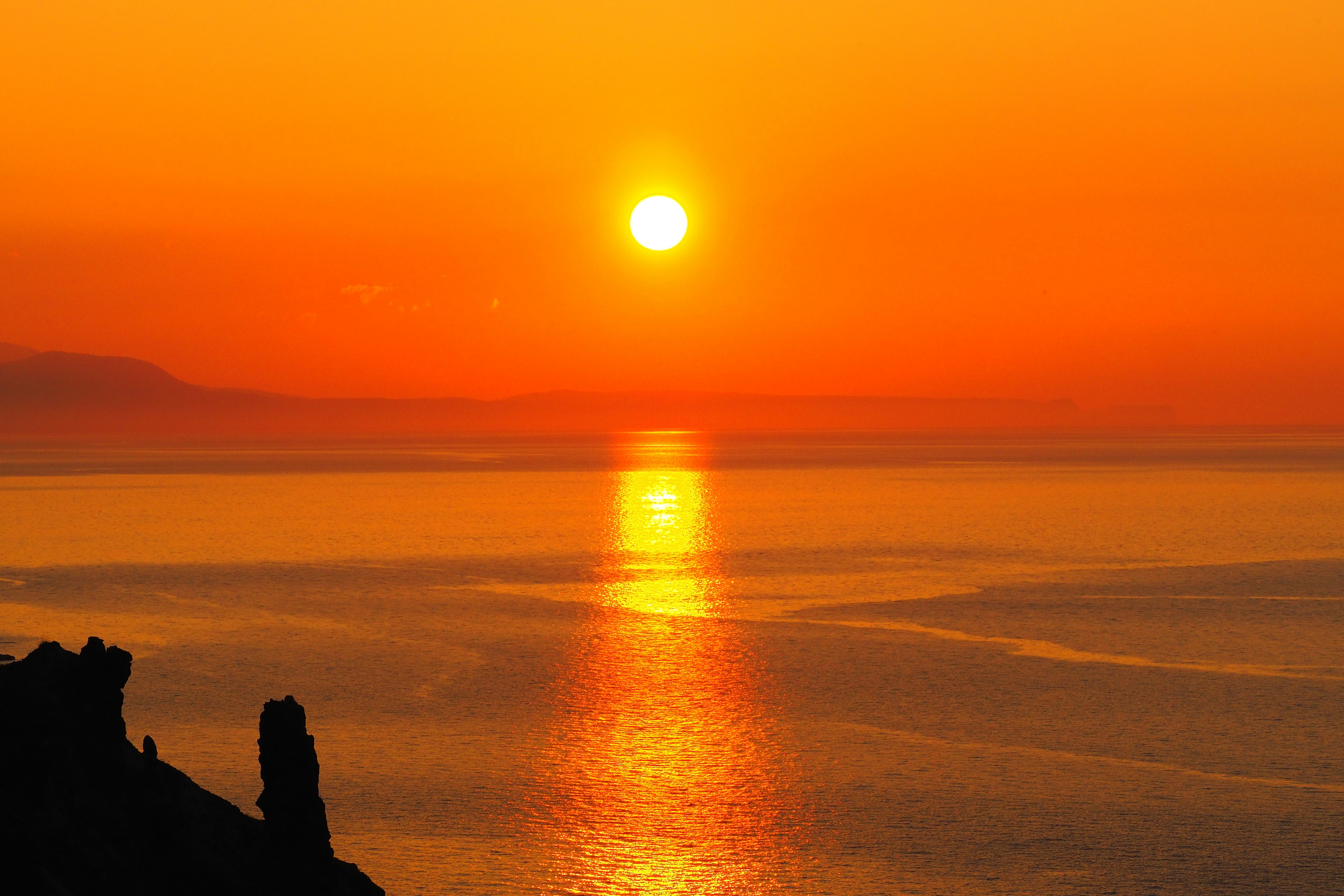 美丽的海上日落景观橙色天空和水面反射