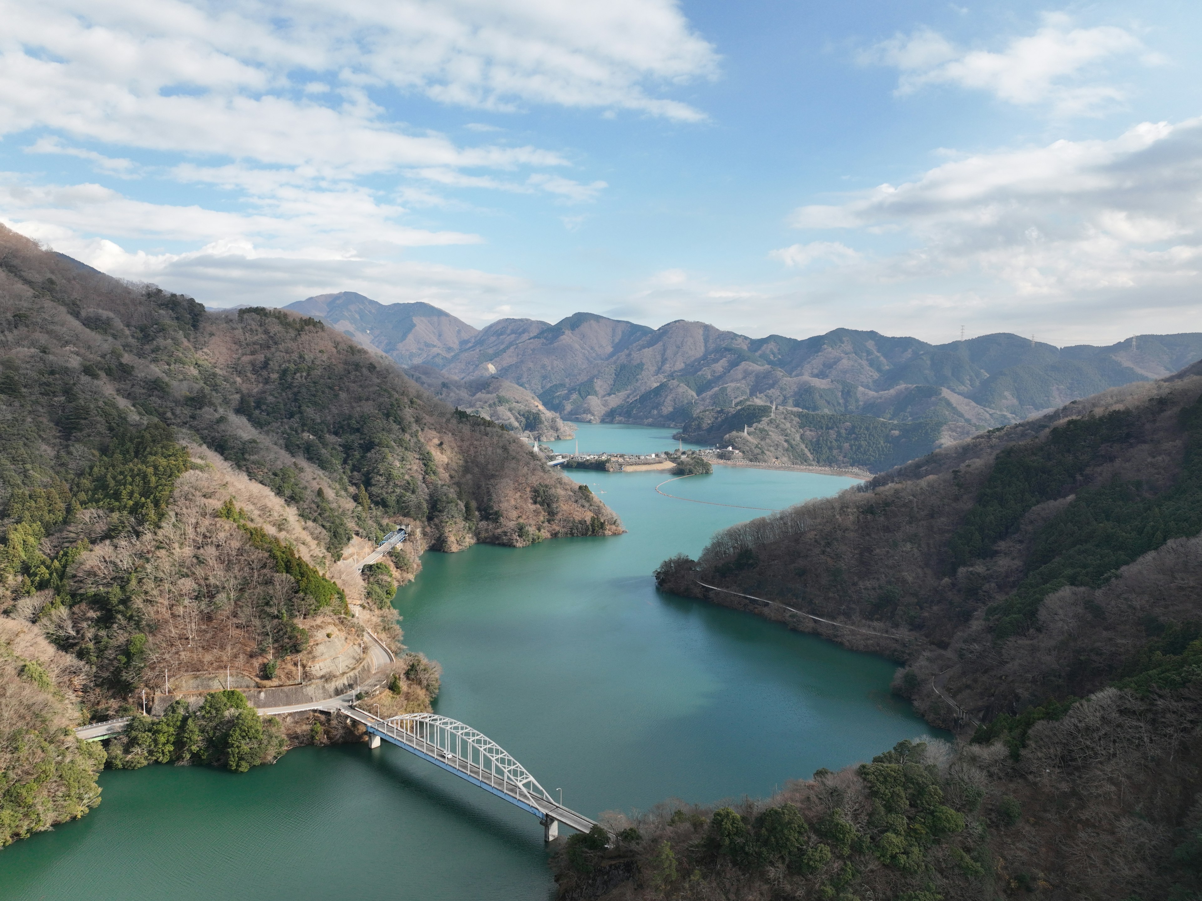 緑色の水面を持つ川と山々の美しい景色