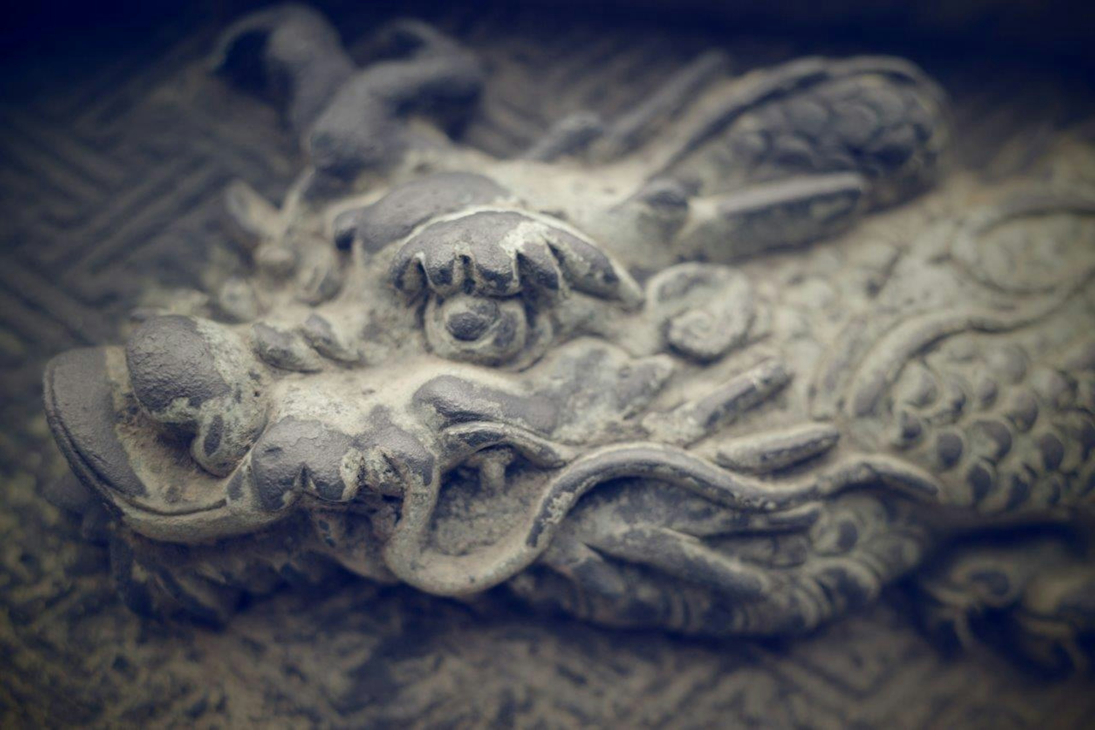 Primo piano di una scultura di drago antico, dettagli intricati e texture