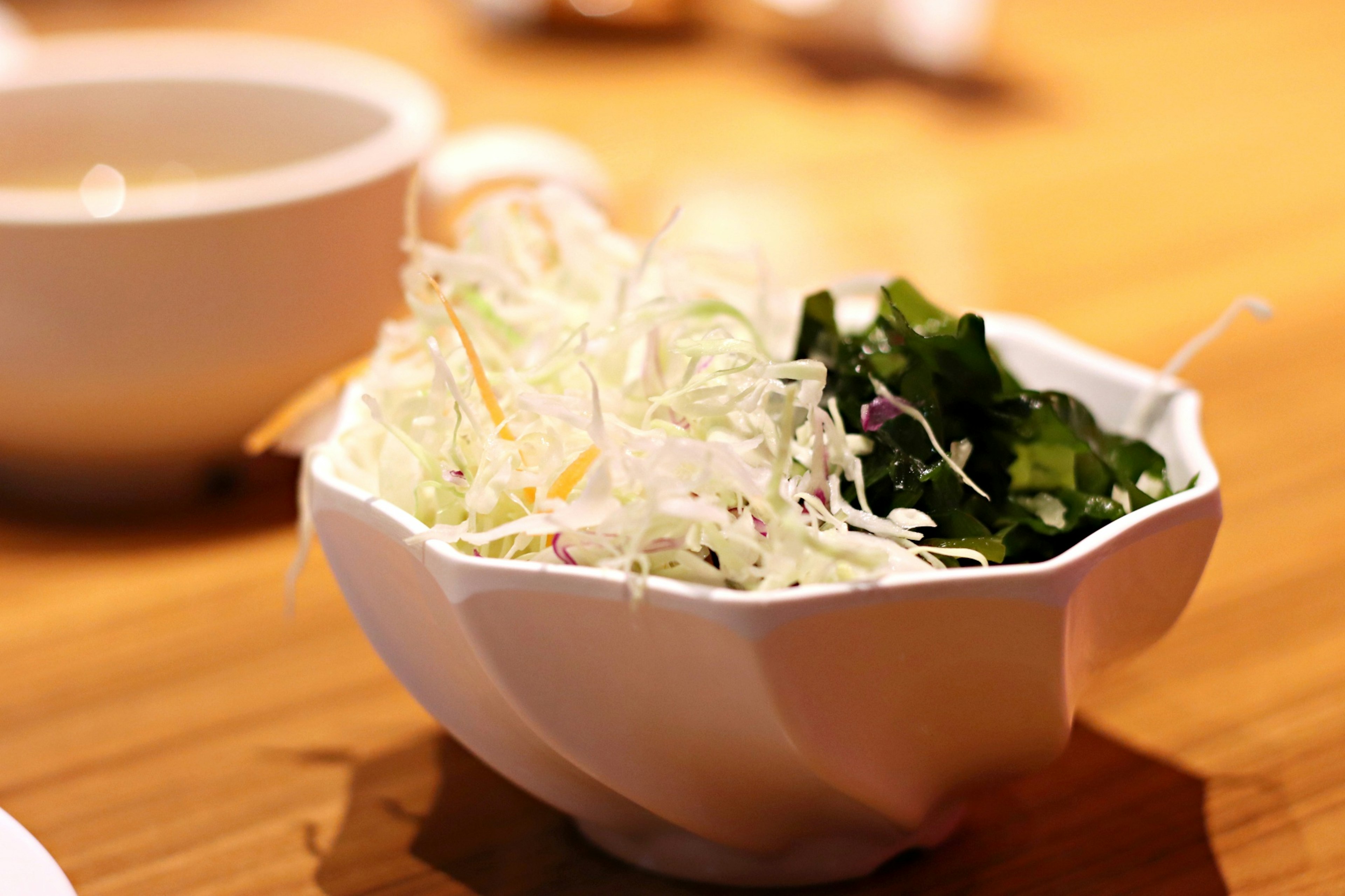 Ensalada de verduras frescas en un tazón blanco