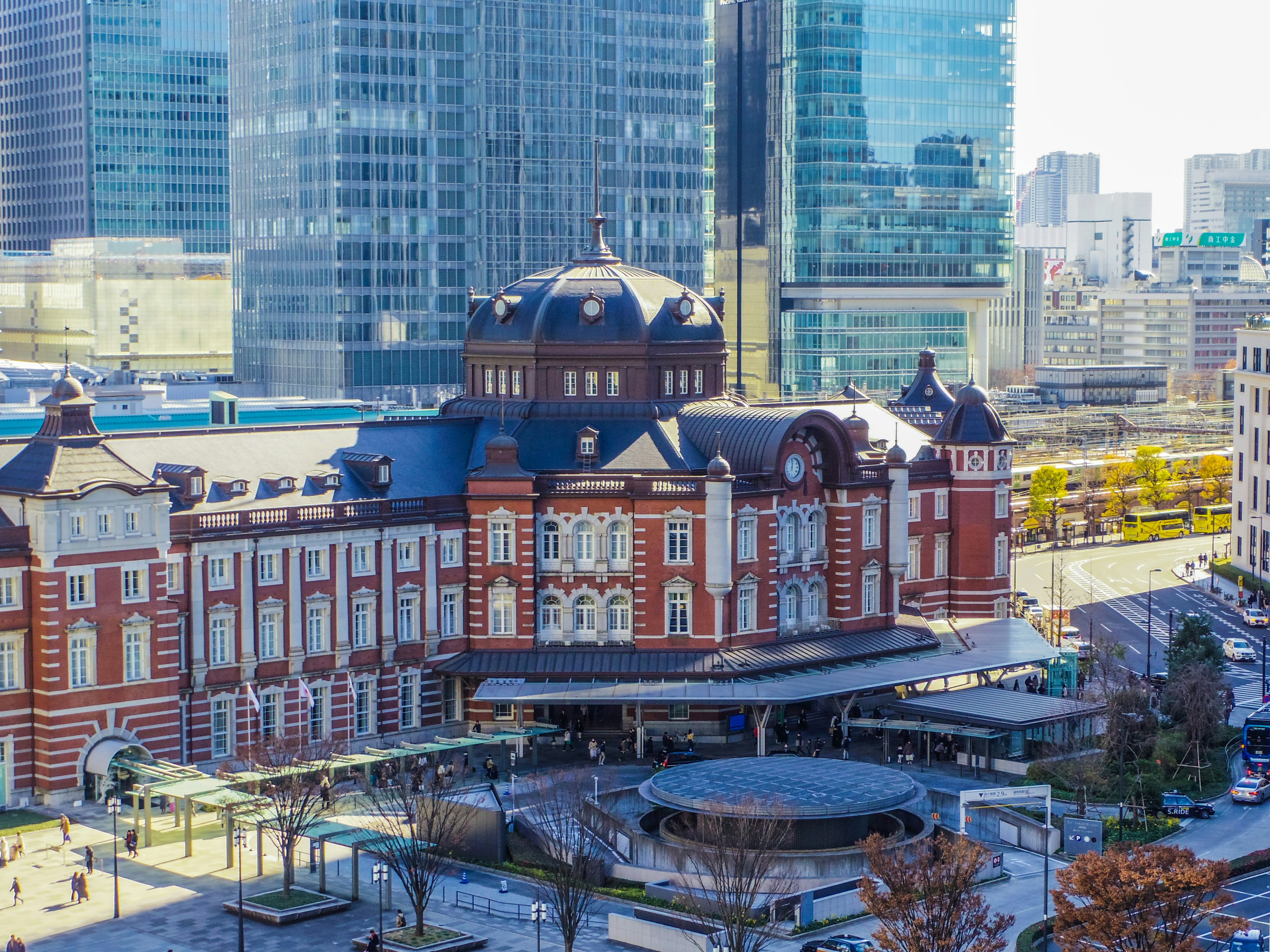 Bellissima facciata della stazione di Tokyo con grattacieli circostanti