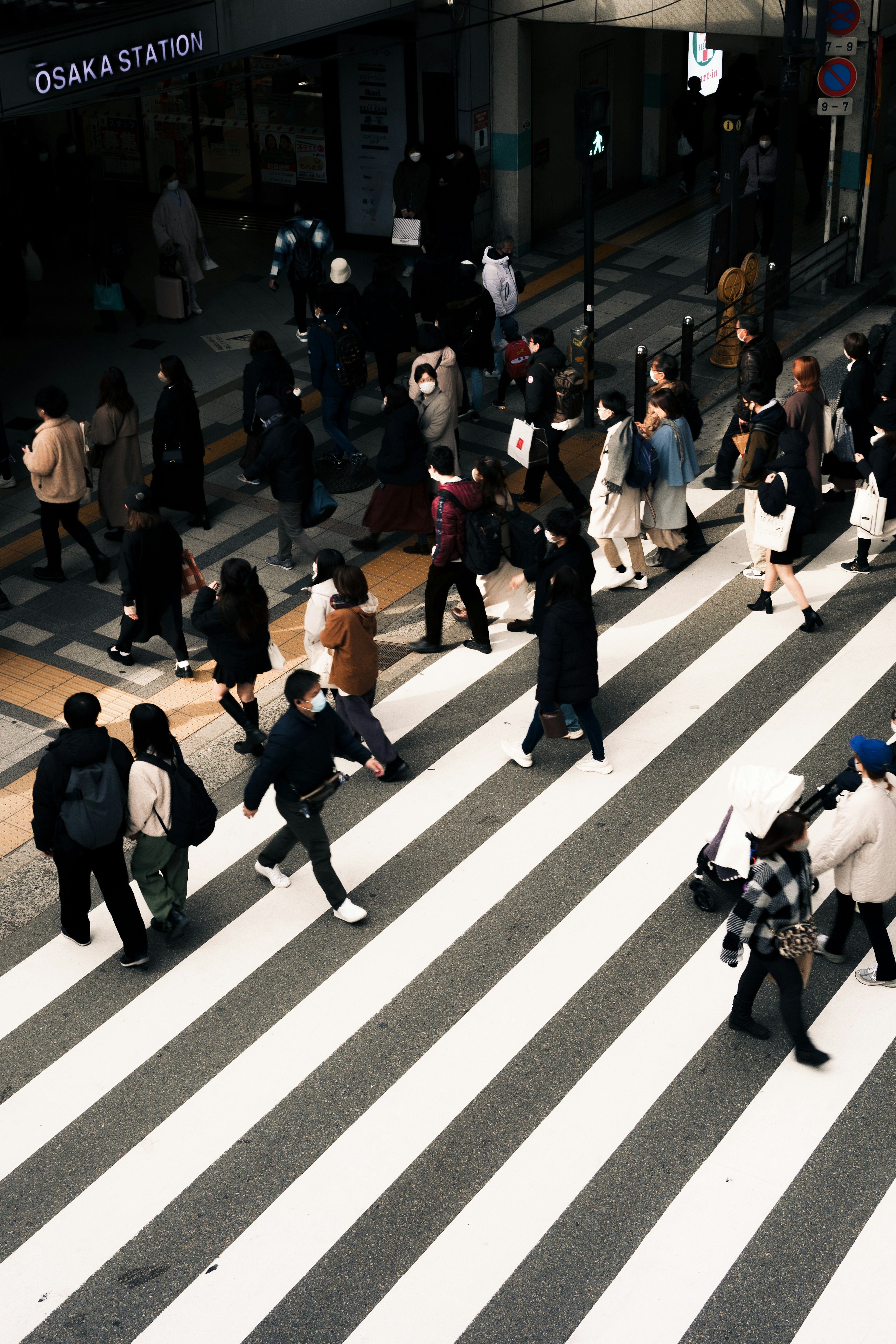 Folla di persone che attraversa una strada a Tokyo