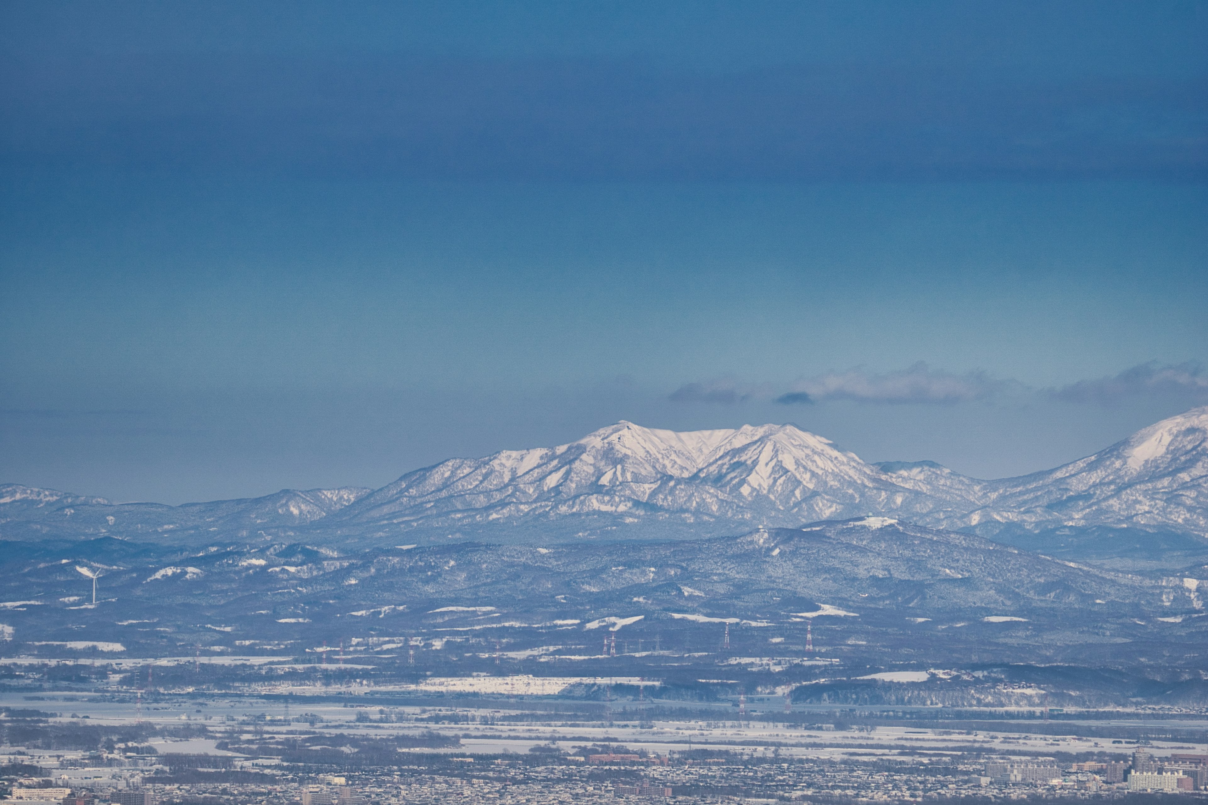 Montañas cubiertas de nieve bajo un cielo azul claro