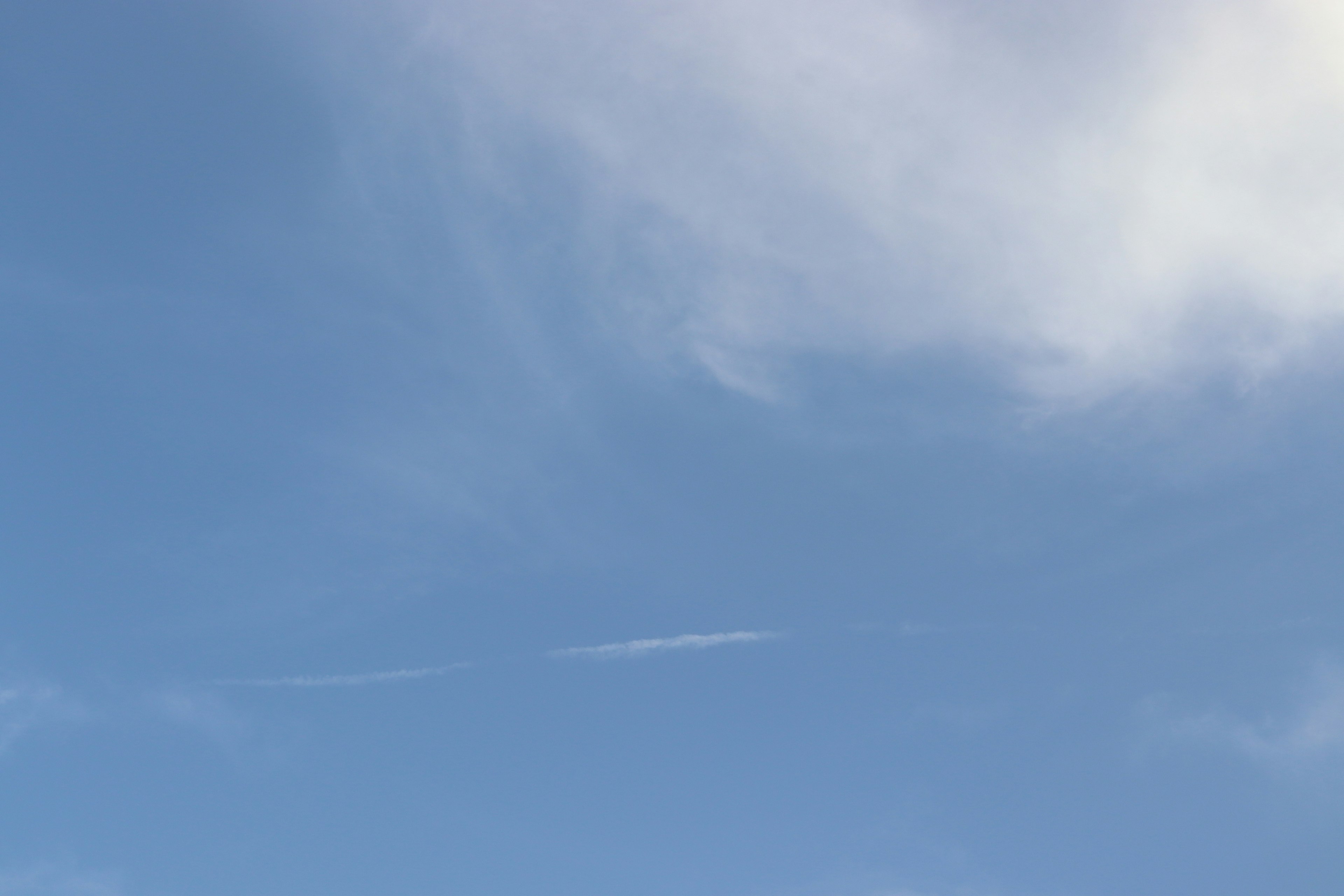 Cielo azul claro con nubes tenues