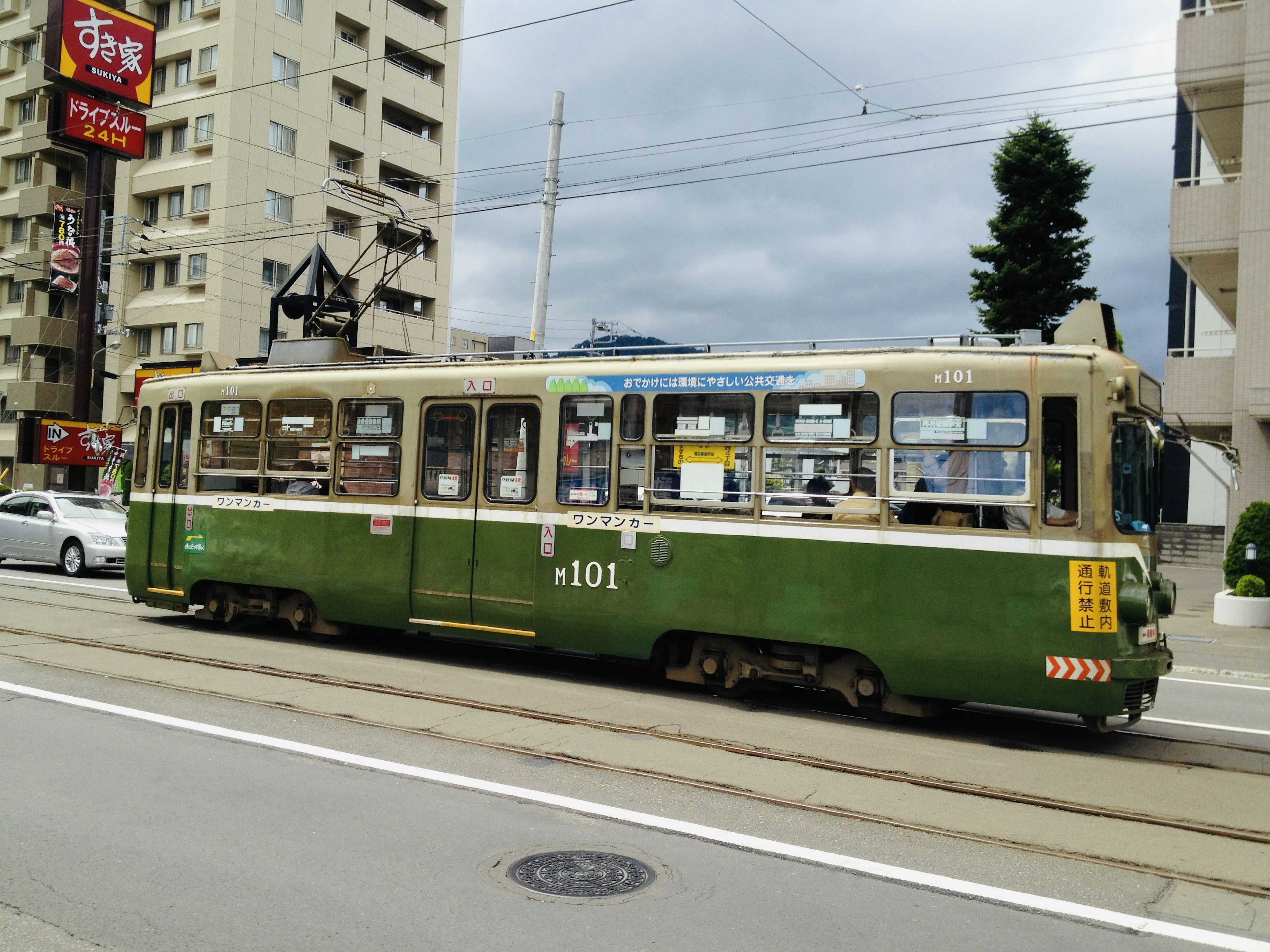 Grüne Straßenbahn Nummer 101 fährt durch die Stadt