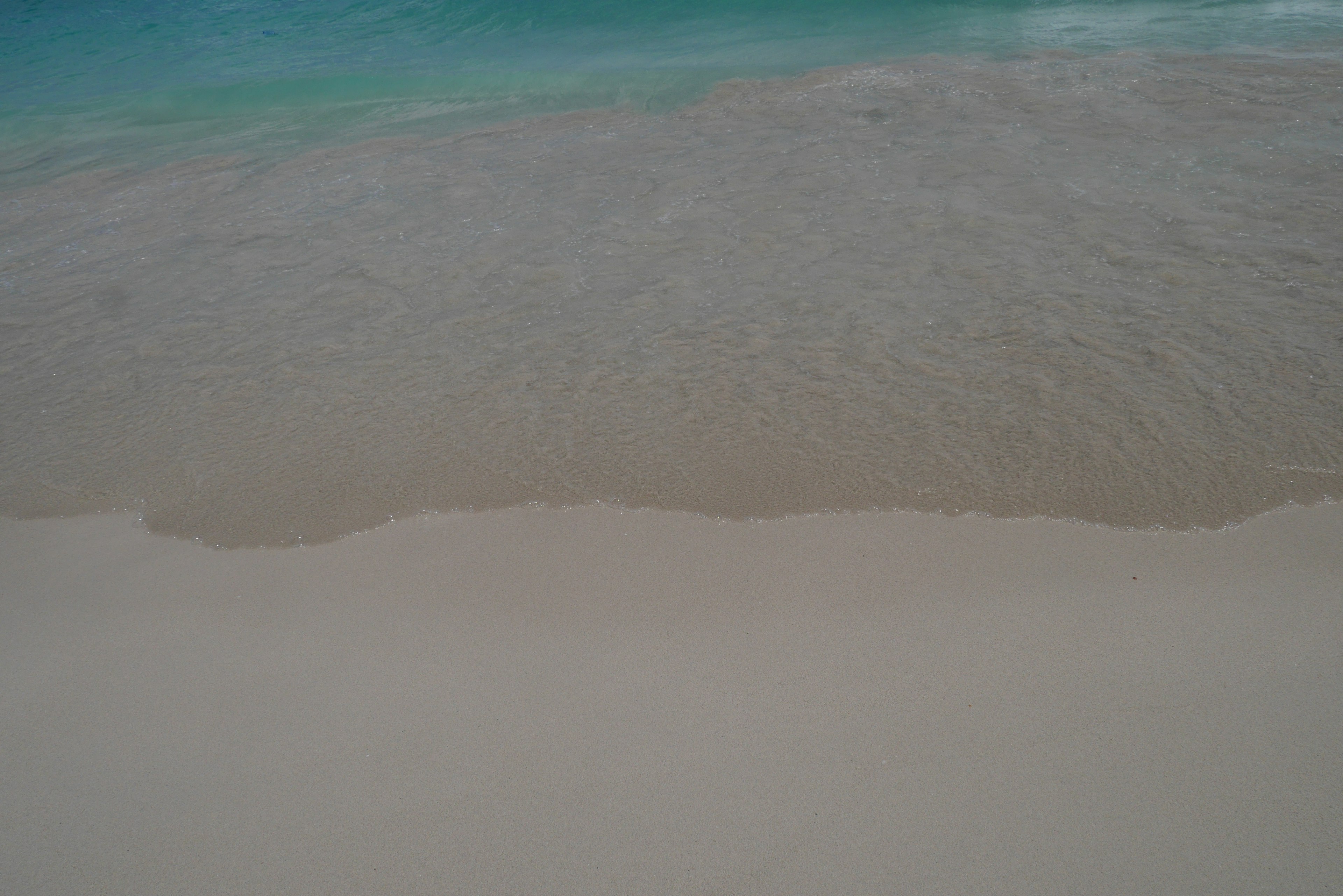 Une vue de la frontière entre la mer bleue et la plage de sable