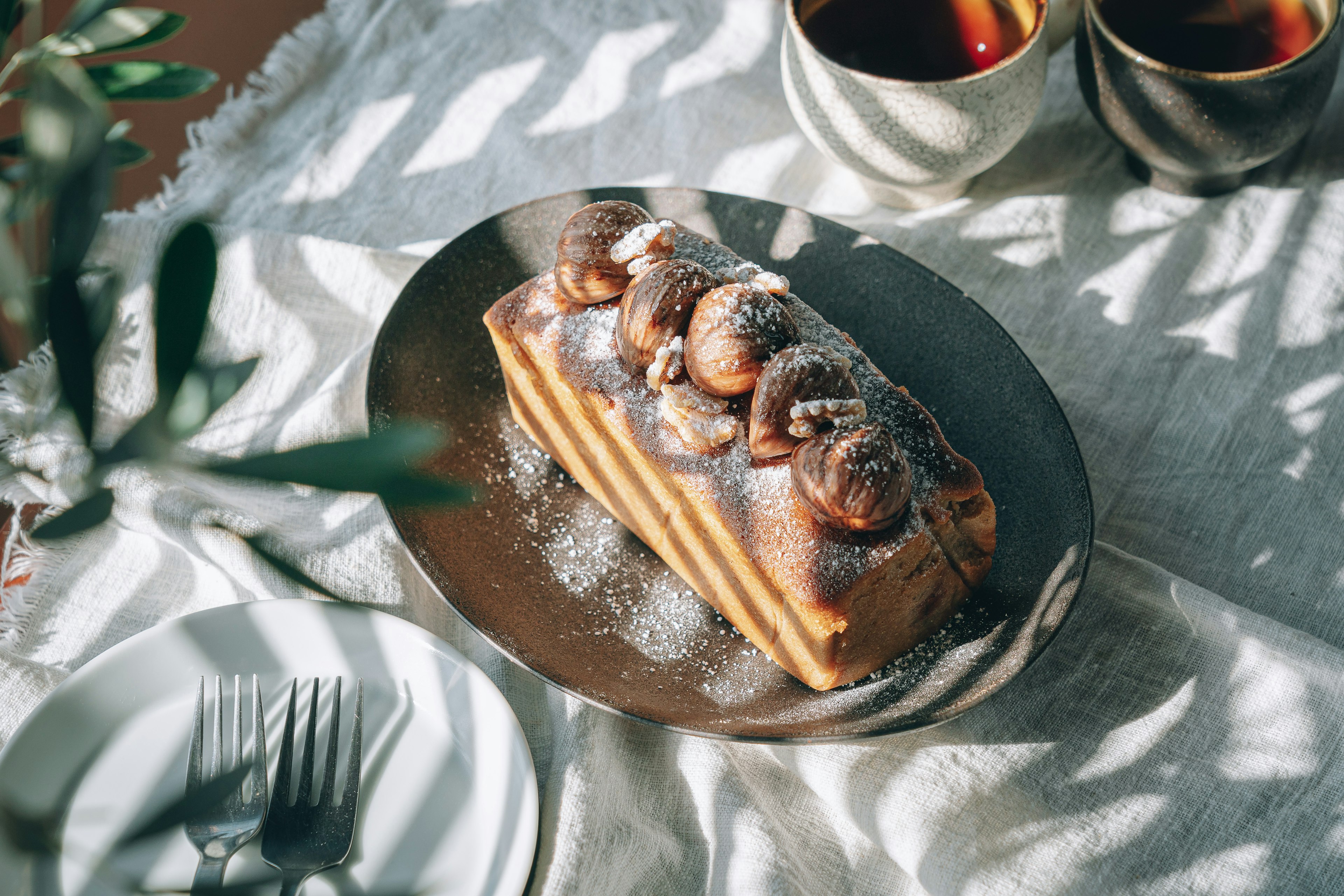 Postre hermoso en un plato con pasteles y bebidas