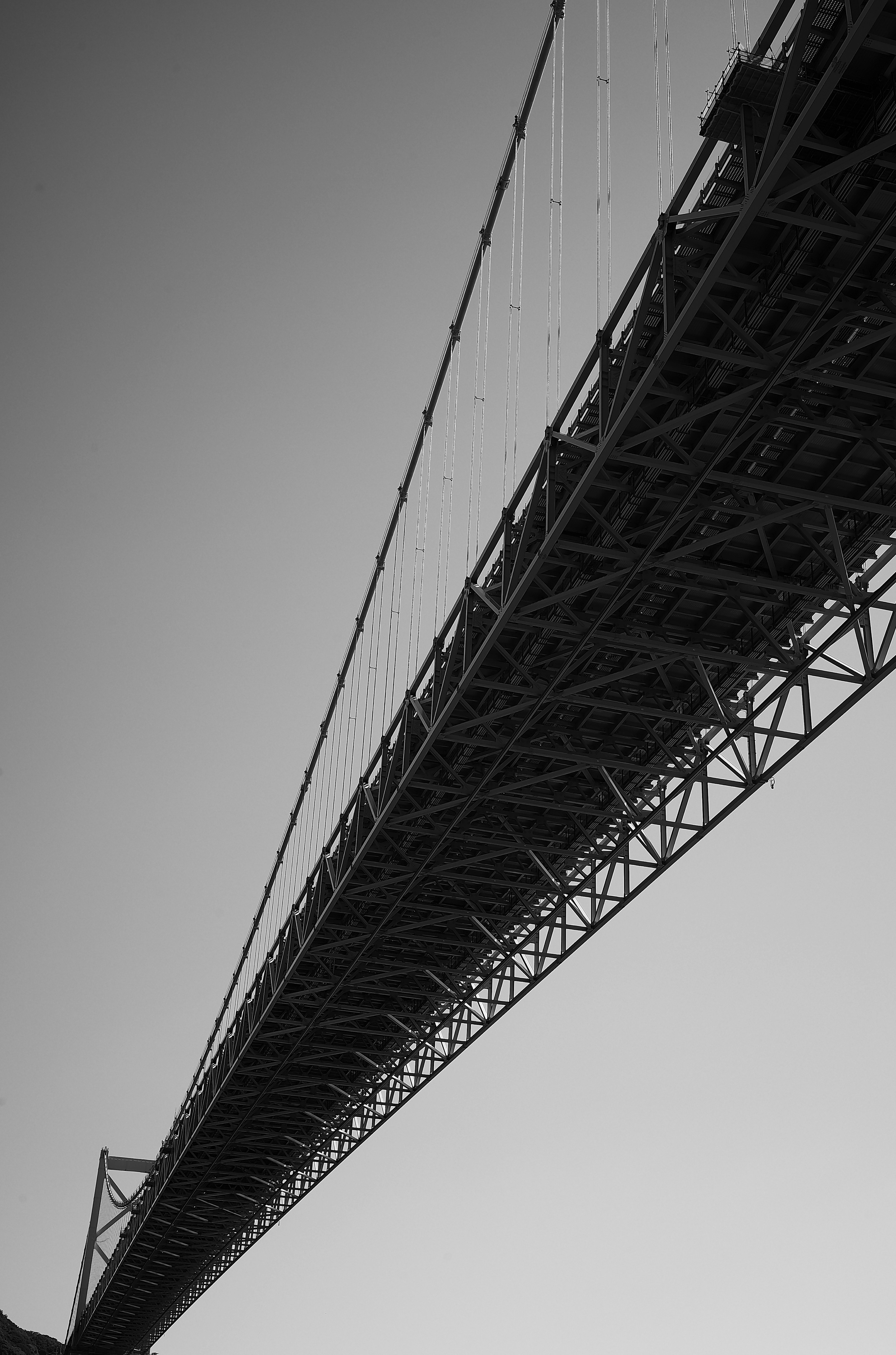 Imagen que destaca la estructura de un gran puente colgante en blanco y negro