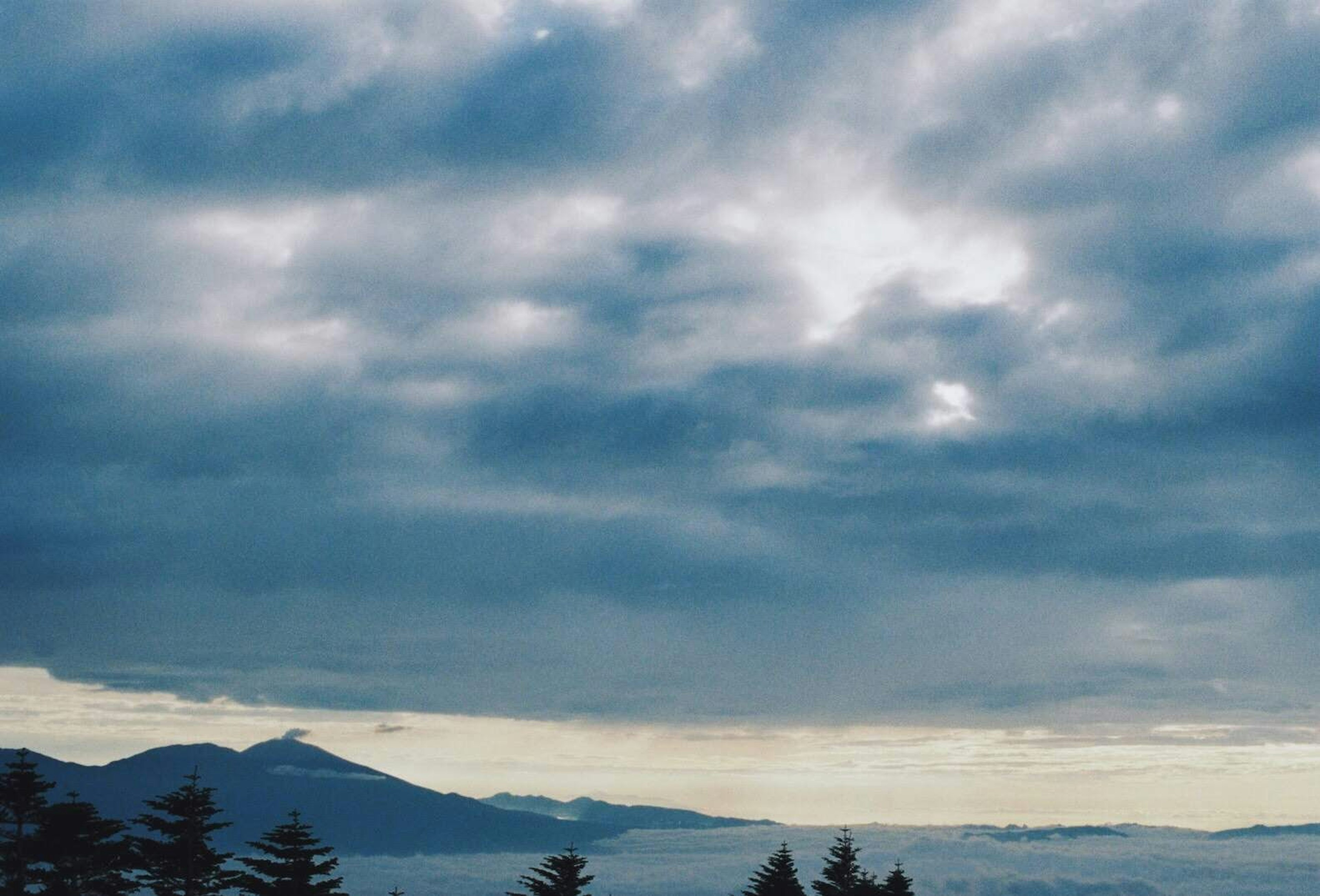 青い空と雲に覆われた山の風景