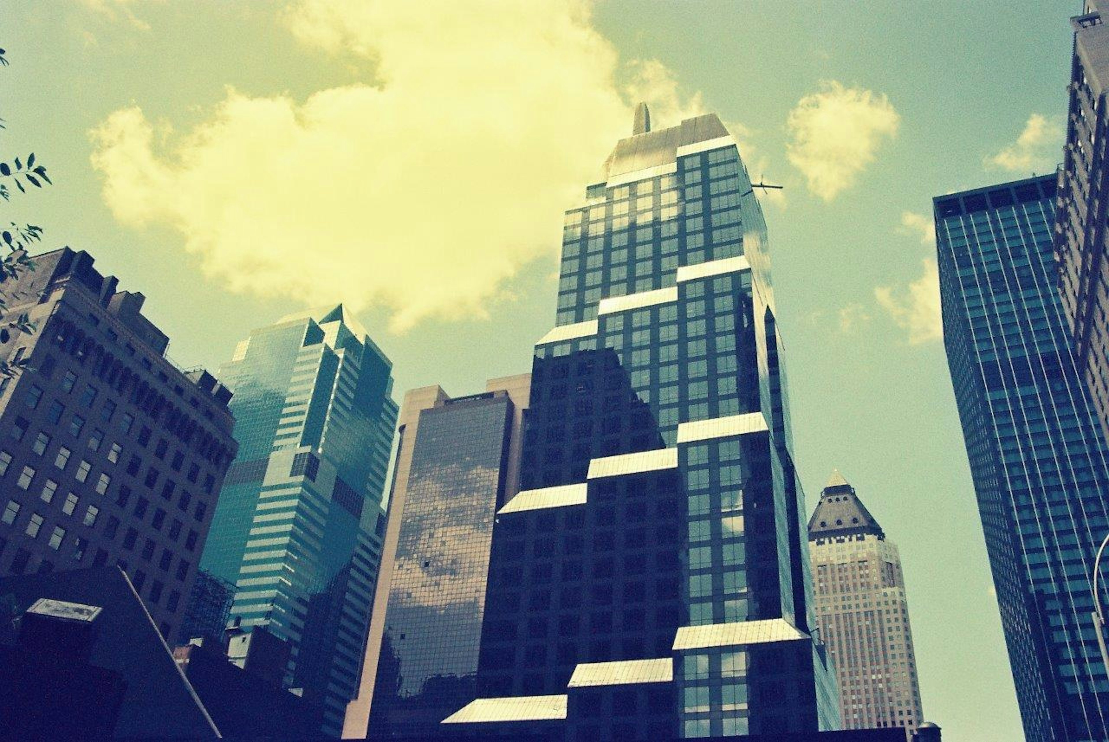 Skyline urbain avec des grands bâtiments ciel bleu et nuages