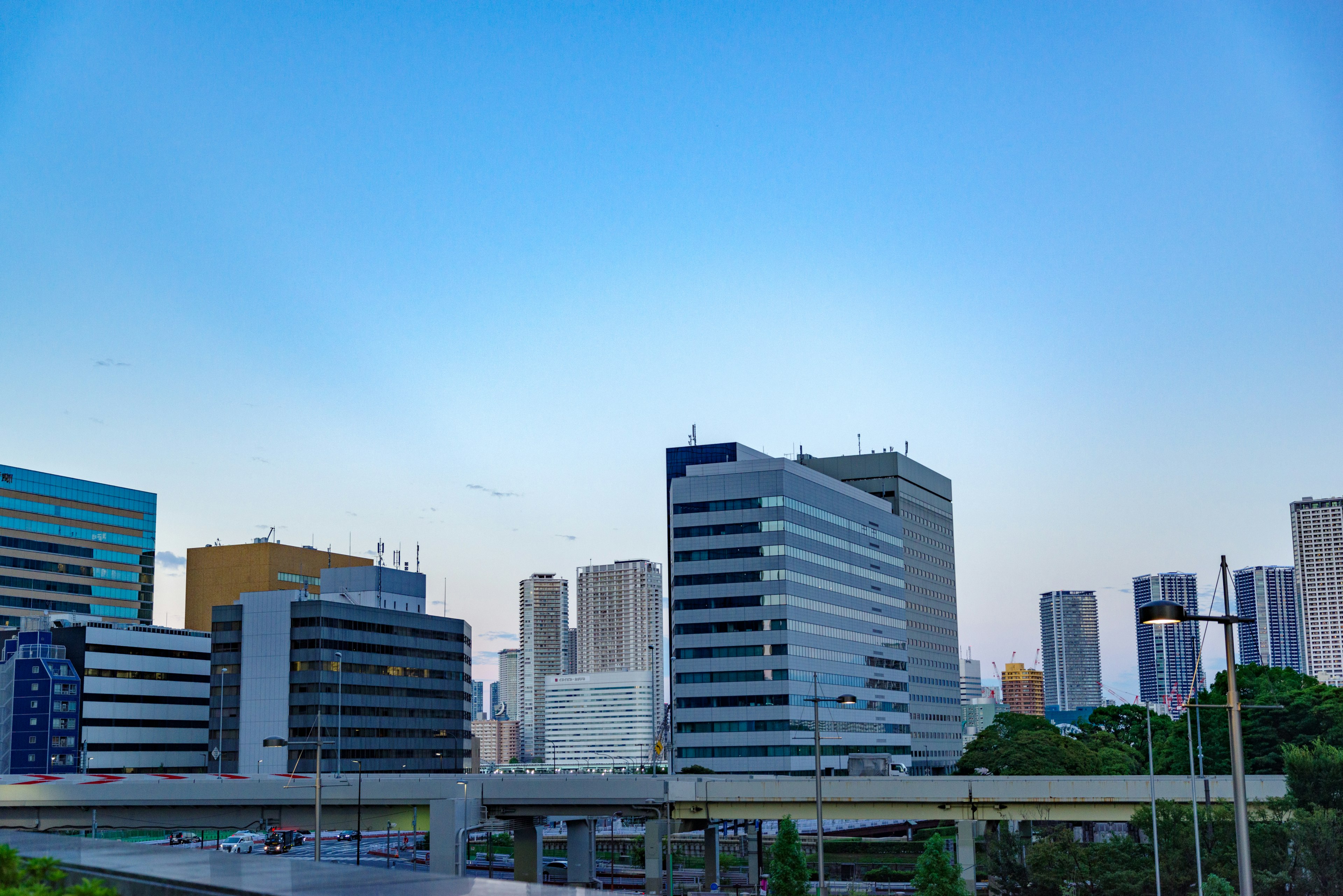 城市天際線與現代建築和晴朗藍天