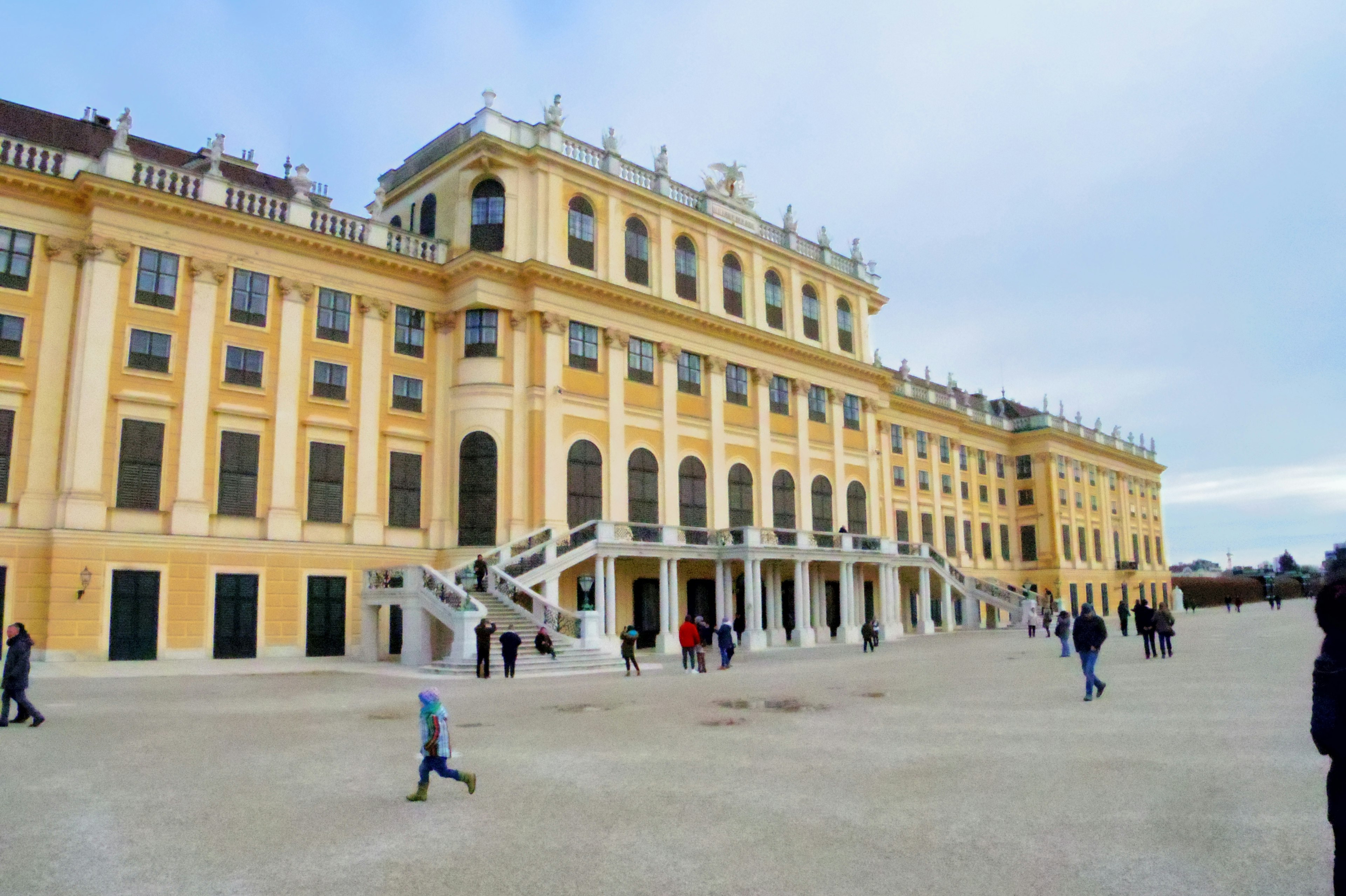 Pemandangan luar Istana Schönbrunn dengan pengunjung