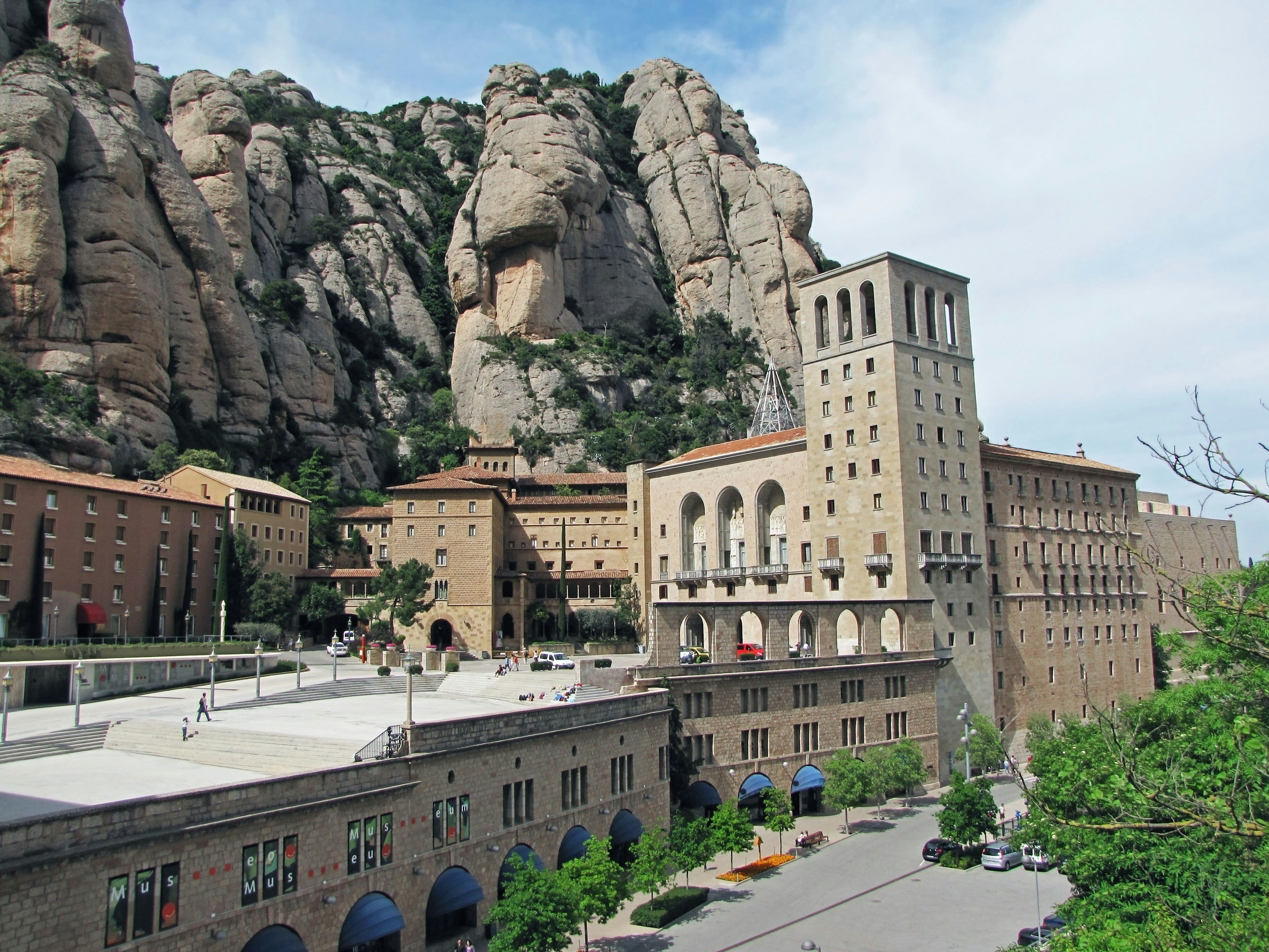 Monastero di Montserrat con formazioni rocciose drammatiche