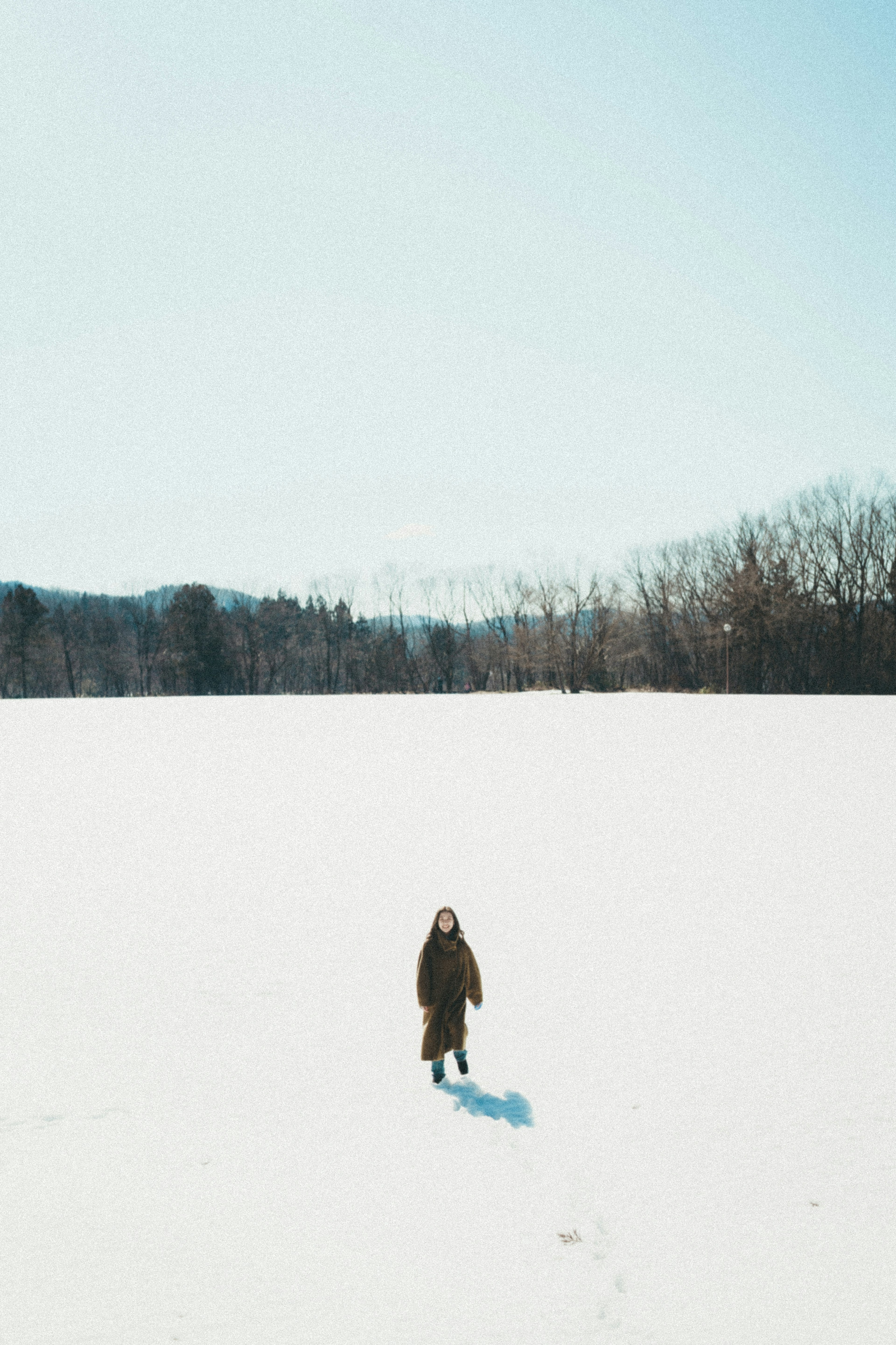 雪原を歩く人影の風景