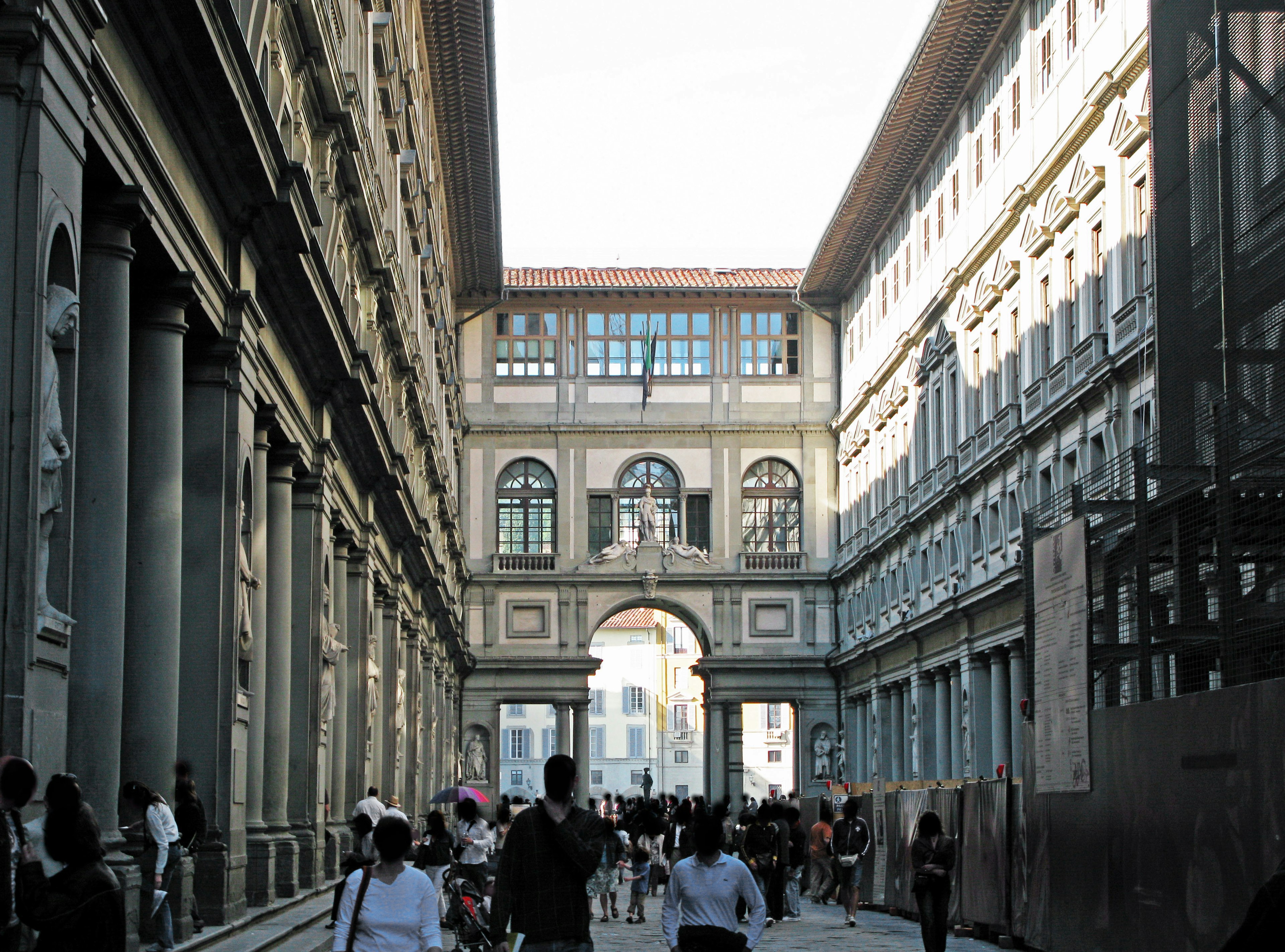 Vista exterior de la Galería Uffizi en Florencia con visitantes