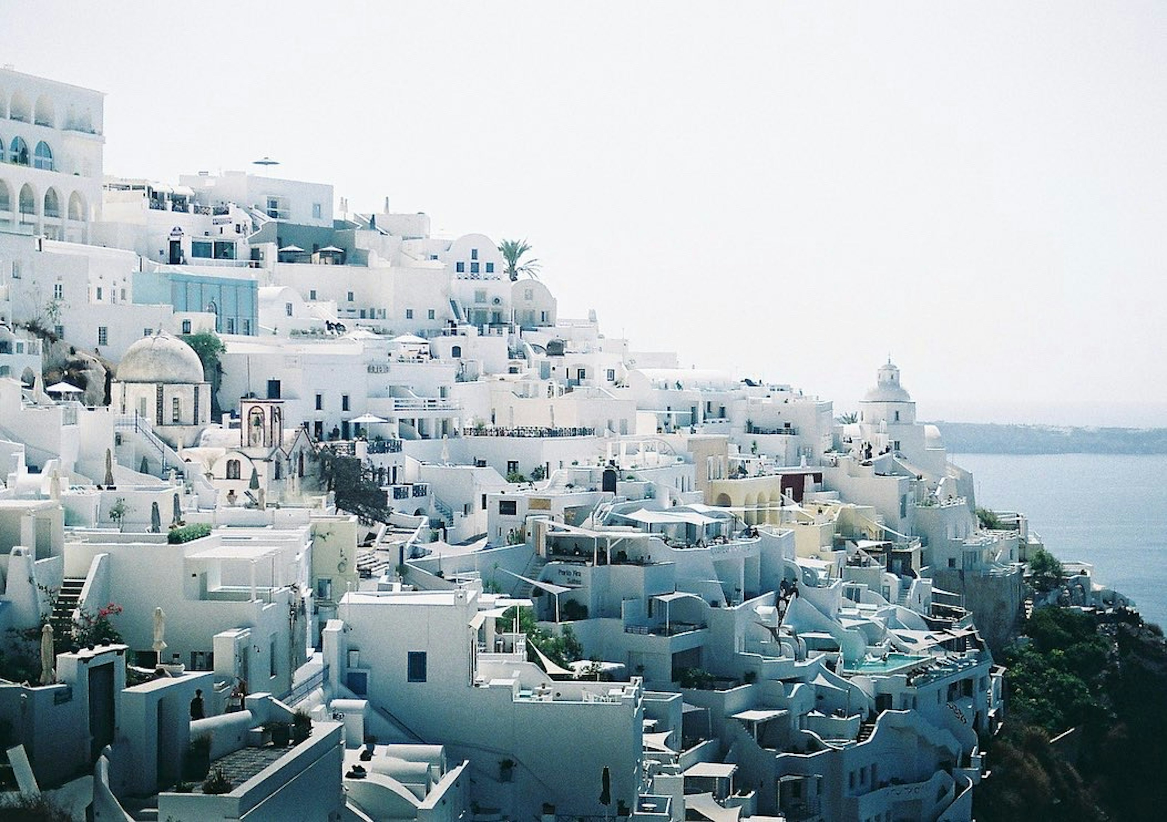 Vista escénica de Santorini con edificios blancos y mar azul