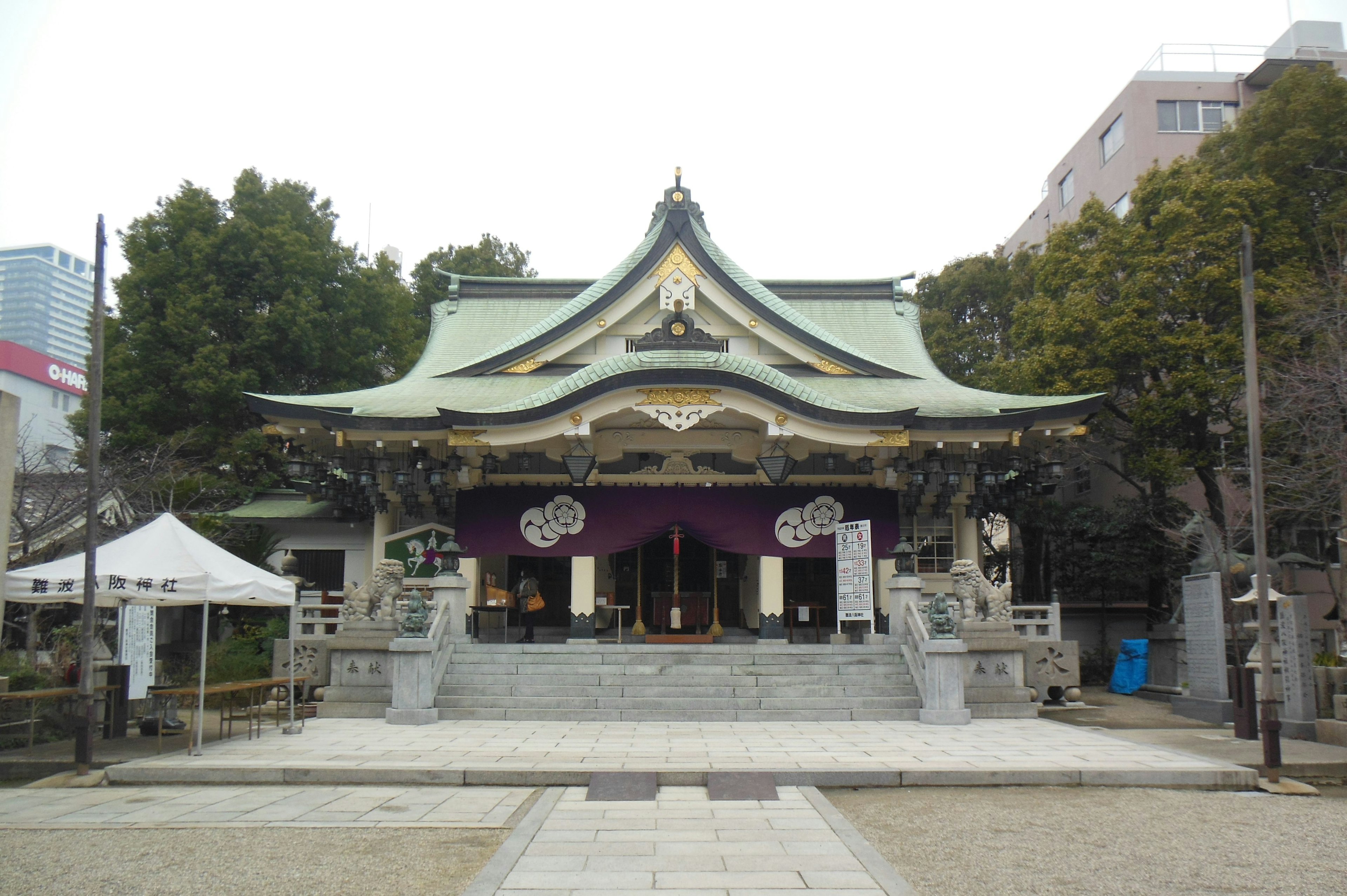 神社の伝統的な建築様式と美しい屋根を持つ