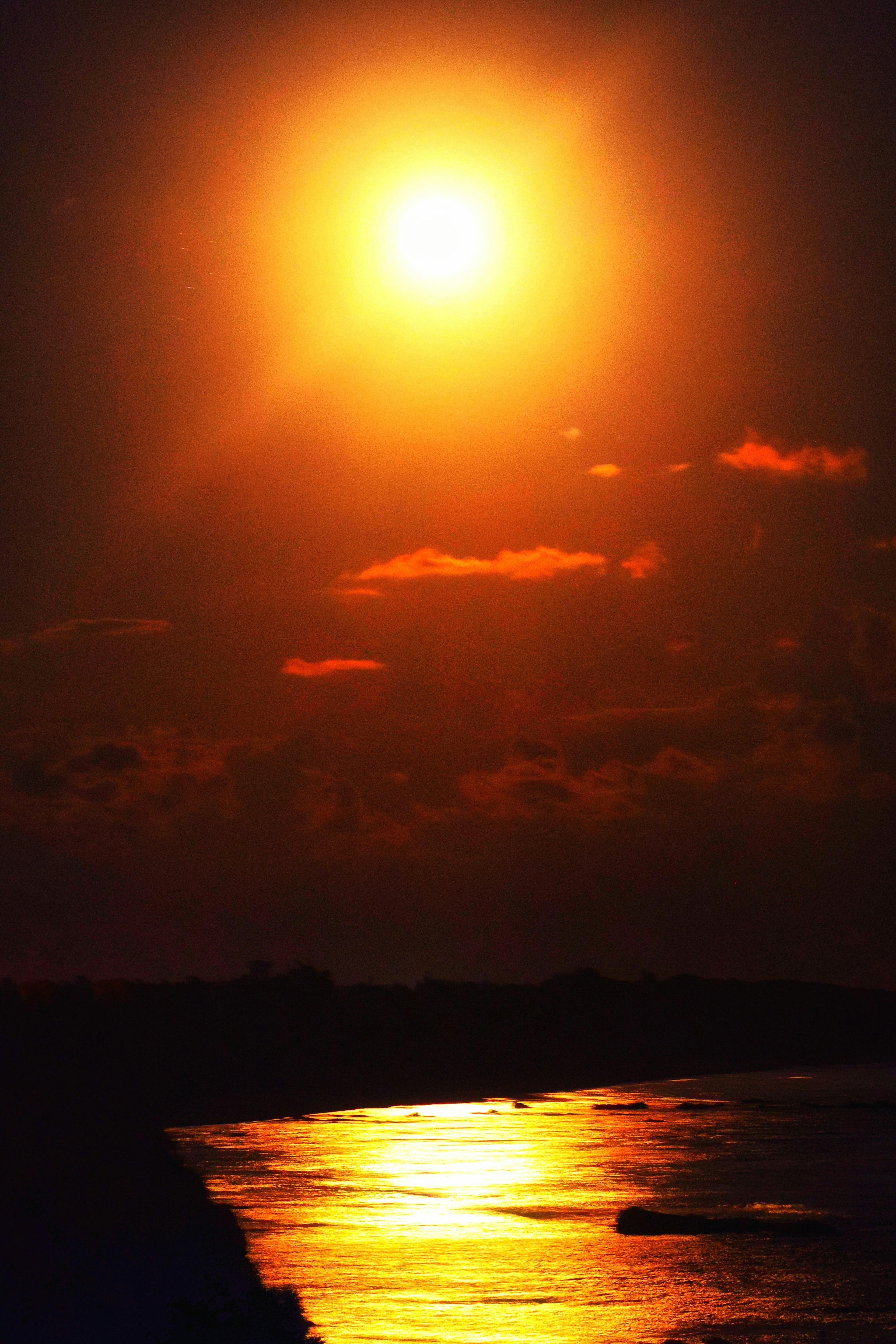 Hermoso atardecer reflejándose en el océano