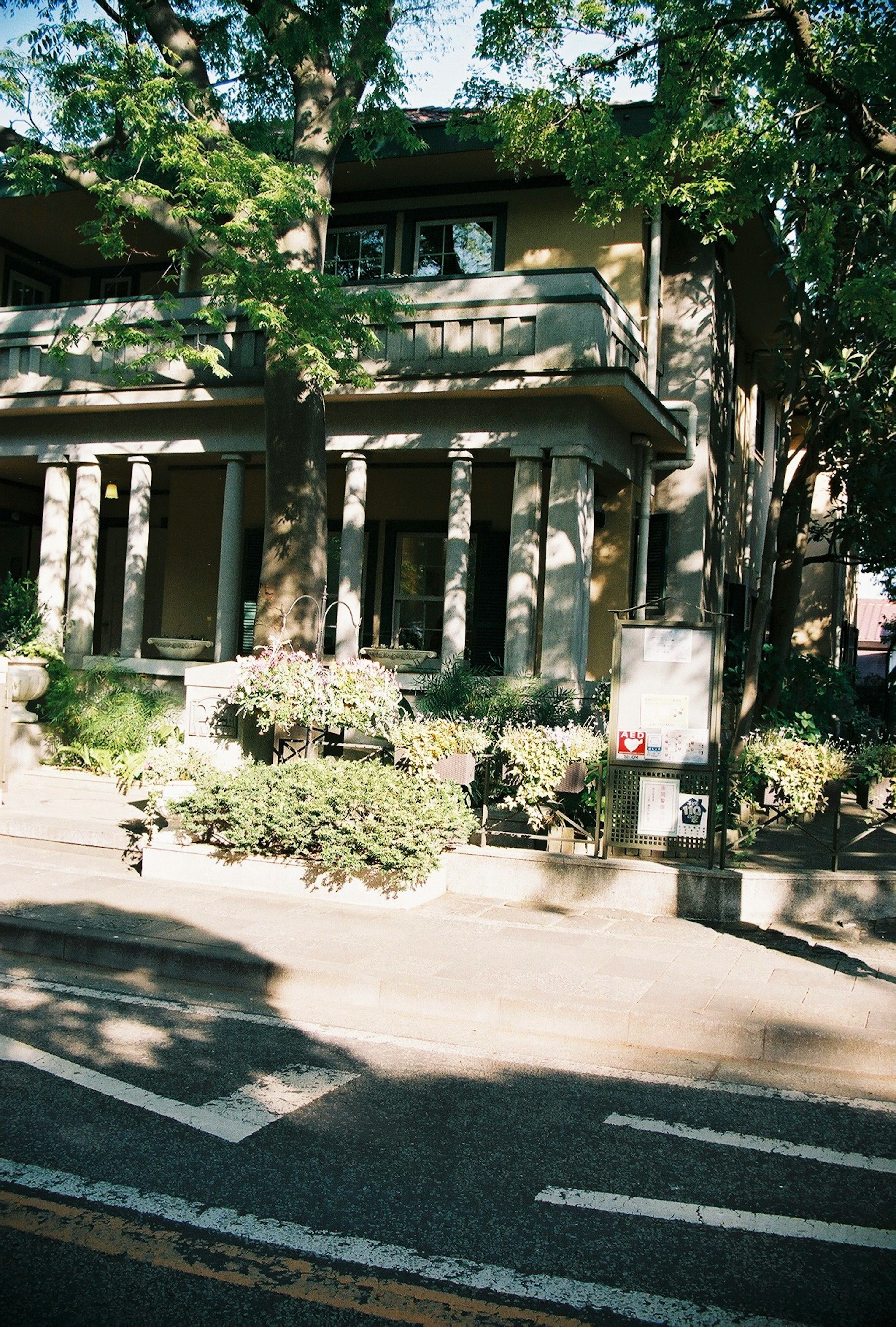 Extérieur charmant d'une maison entourée de verdure et de colonnes