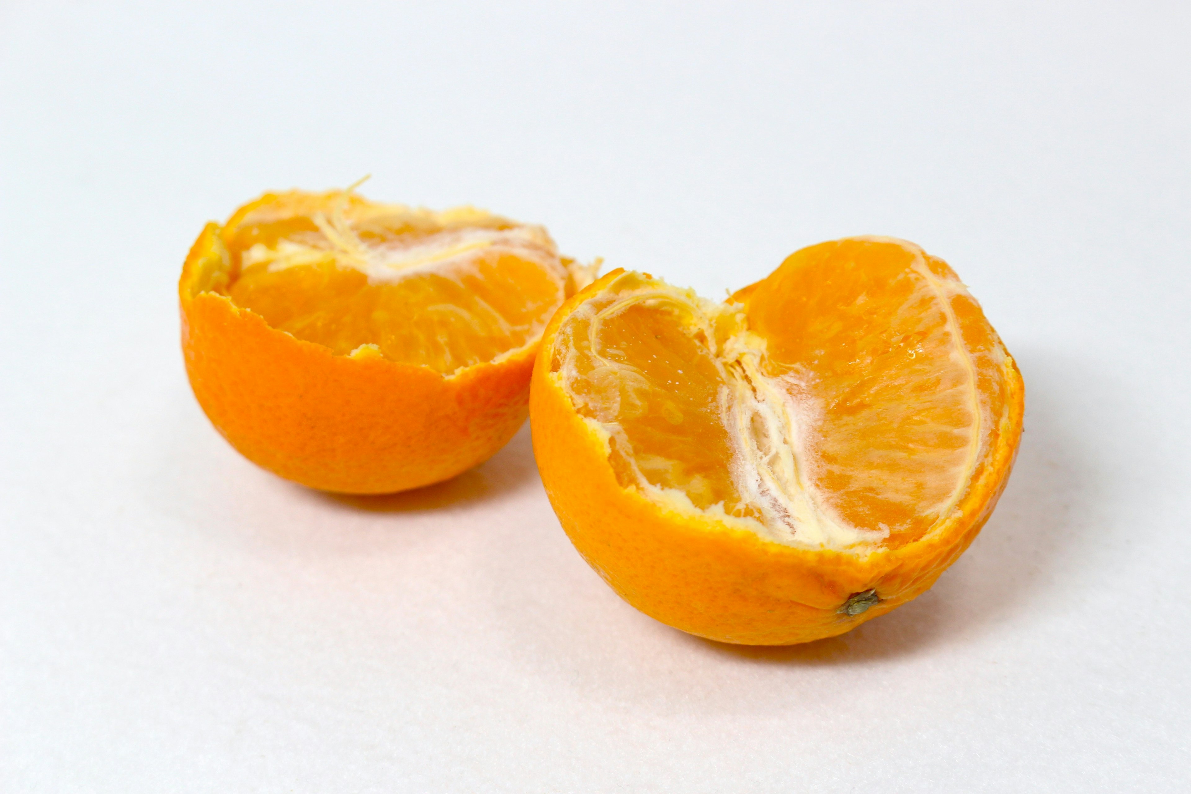 Une moitié d'orange sur un fond blanc